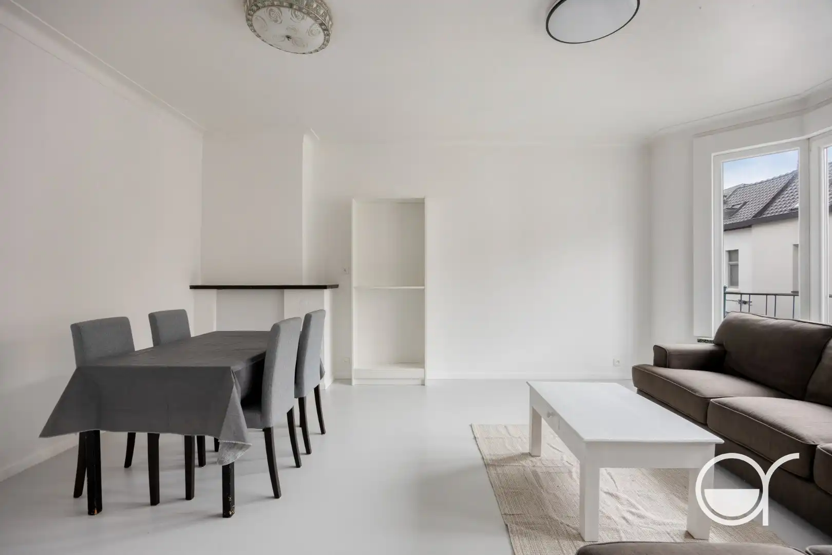Instapklaar tweeslaapkamerappartement met garagebox foto 2