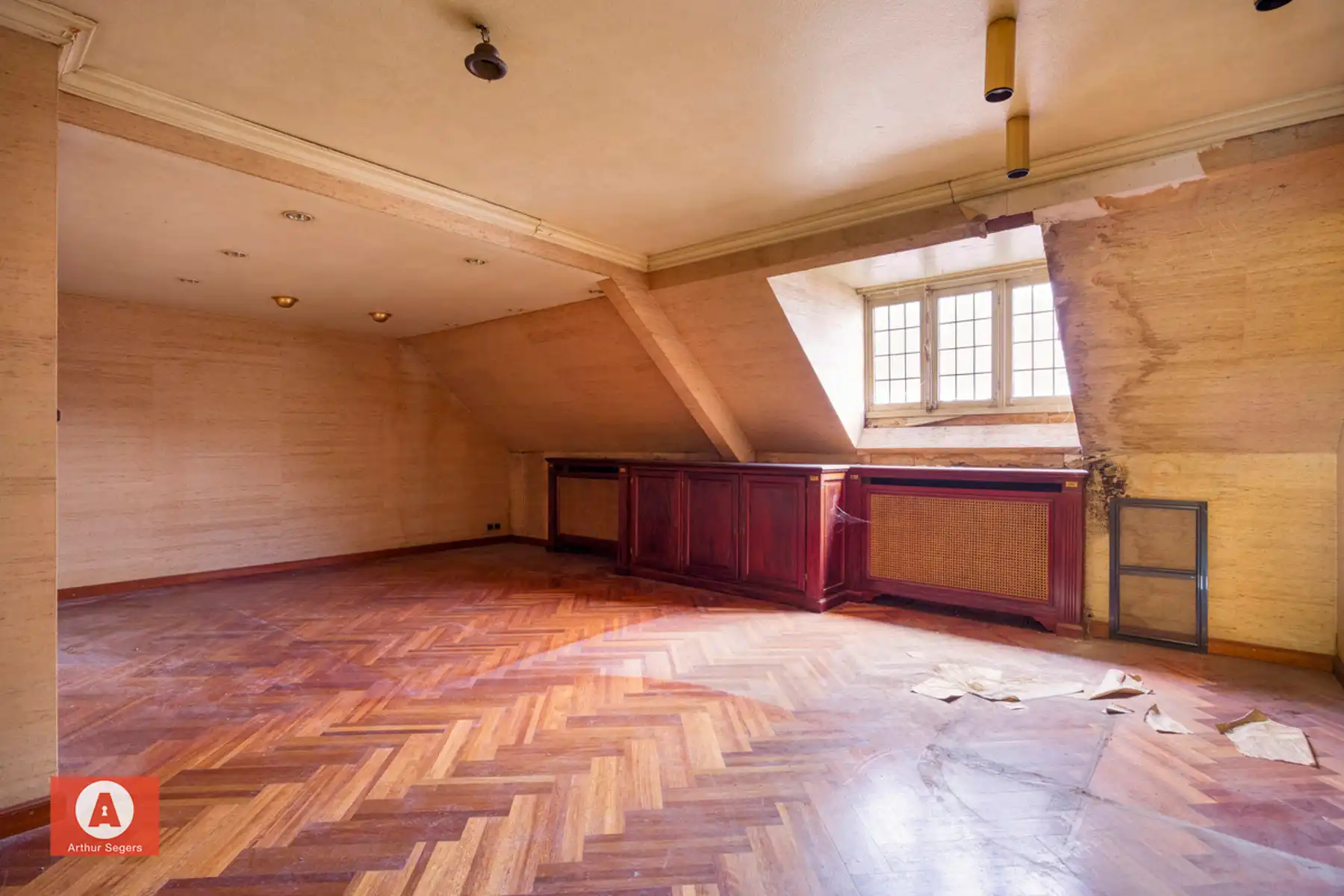 Te renoveren Handelshuis met woonst en inpandige garage.  foto 19