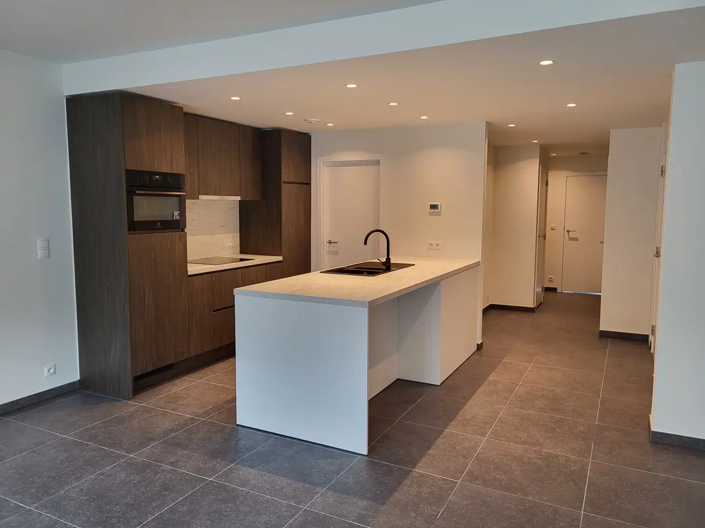 Gerenoveerd appartement met 2 slaapkamers foto 2