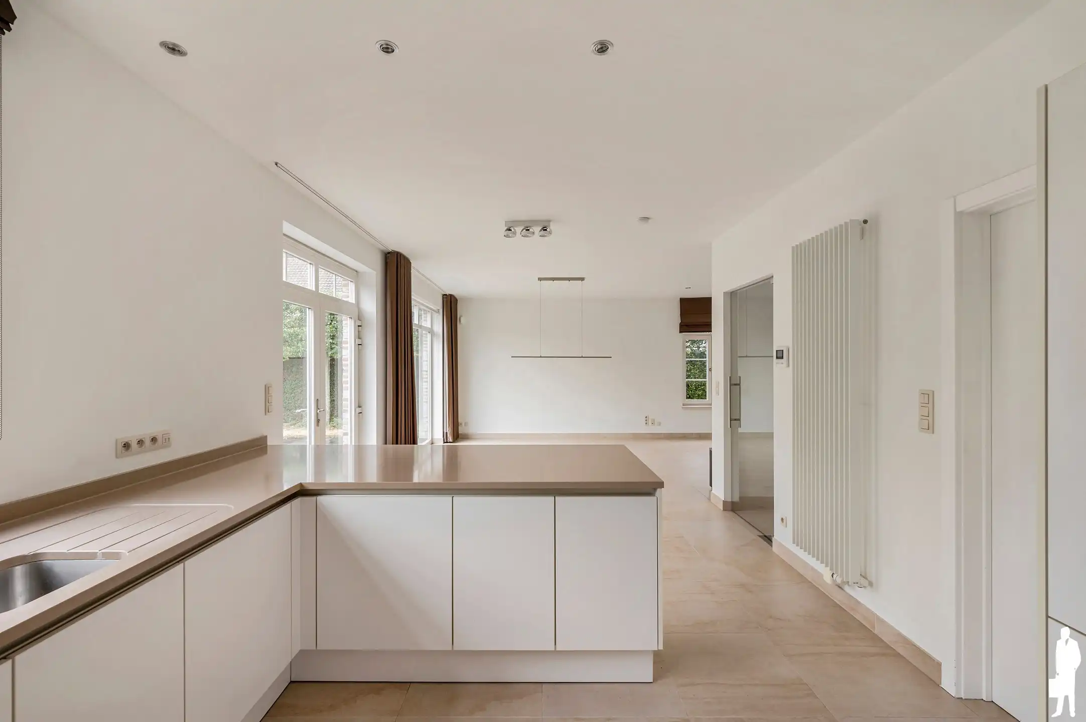 Goed onderhouden woning met 5 slaapkamers, 2 badkamers en een tuin centraal gelegen in Stabroek foto 10