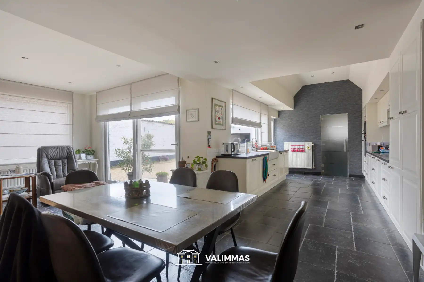 Prachtig gelegen gerenoveerde driegevelwoning met grote tuin foto 7