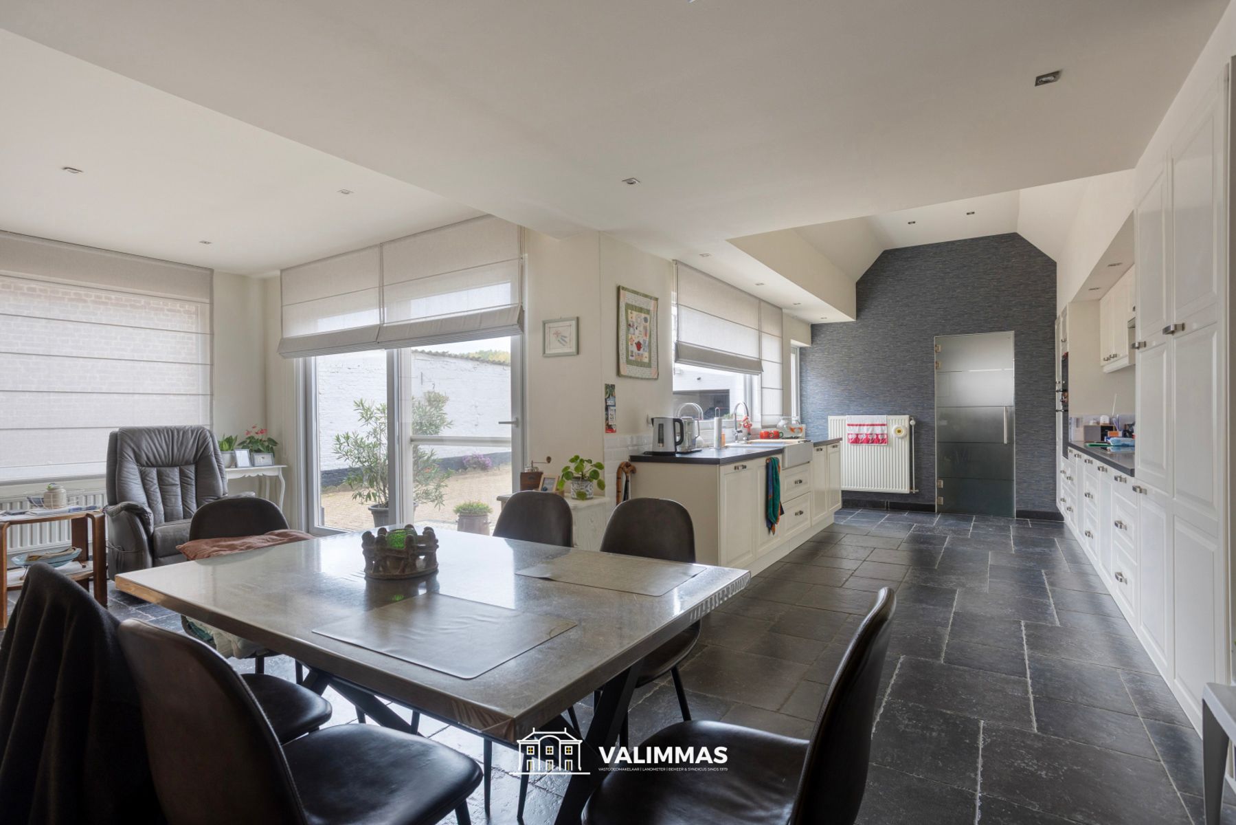 Prachtig gelegen gerenoveerde driegevelwoning met grote tuin foto 7