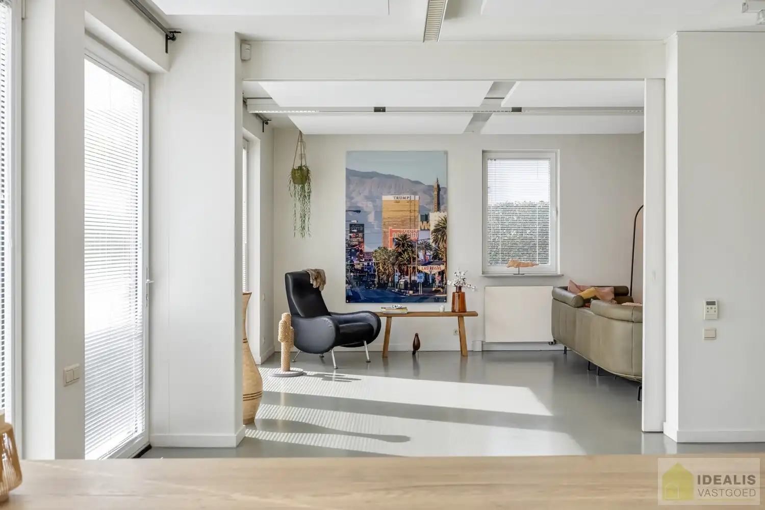 STATIG, STRAK EN UITERST RUIM COMPLEX MET HOOGSTAANDE AFWERKING EN OOG VOOR DETAIL. MOMENTEEL VOORZIEN VAN 3 SLAAPKAMERS, RIANTE LEEFRUIMTES ÉN UNIEKE LANDSCAPE KANTOORRUIMTES OP RESIDENTIËLE DOCH GUNSTIGE LOCATIE!! Dit exclusieve complex omvat maar liefst +-400m² netto bewoonbare oppervlakte! Kenmerkend aan dit statige pand is de unieke voorgevel die bezet is met keramische kunst van Pieter Stockmans. Gelegen op een residentiële locatie in een rustige woonstraat doch op enkele minuten van het centrum van Genk! foto 11