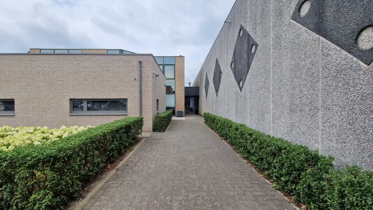 Kantoorruimtes met sanitair, kitchenette en parkeerplaatsen foto 5