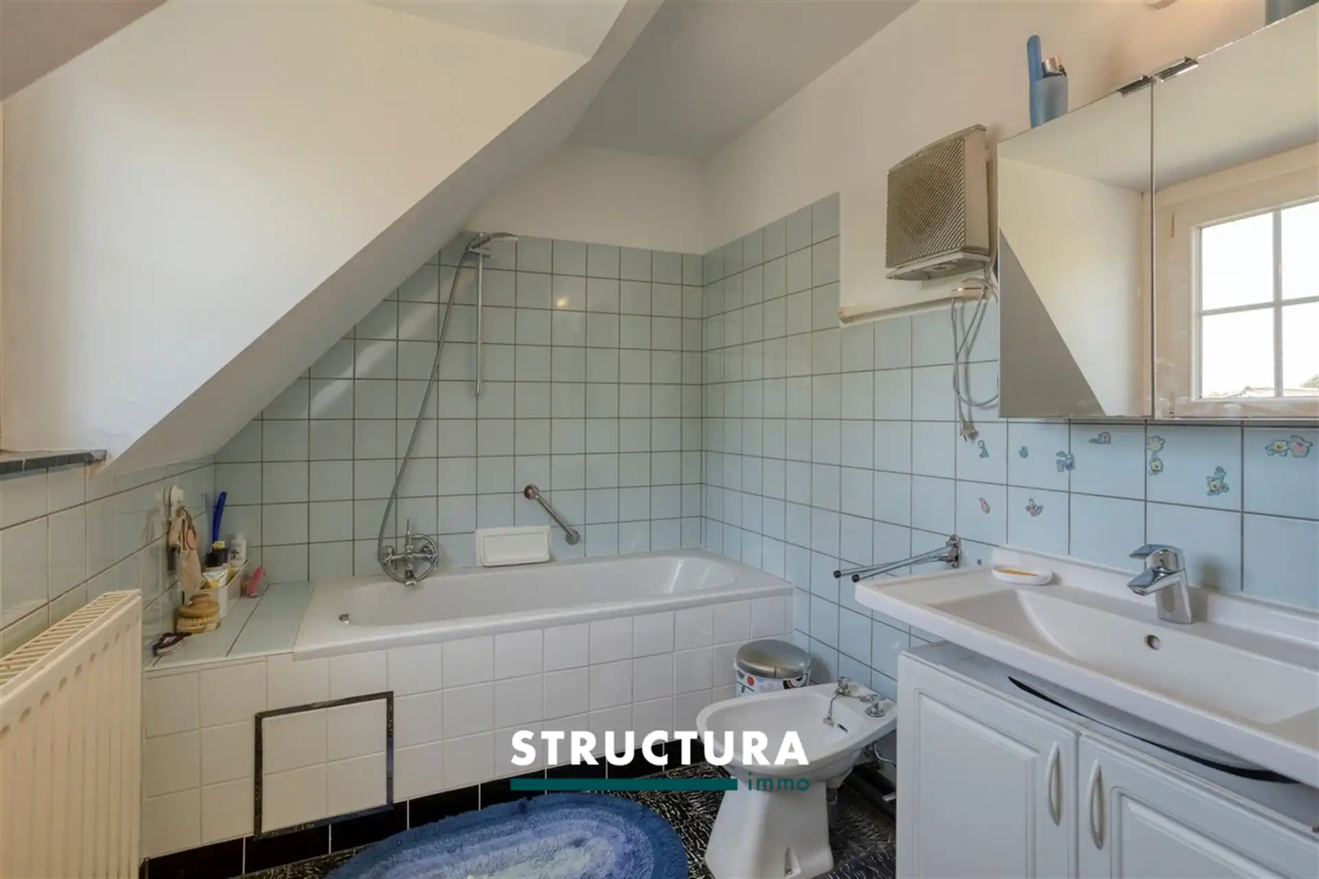 Villa met grote loods, omgeven door groen  foto 20