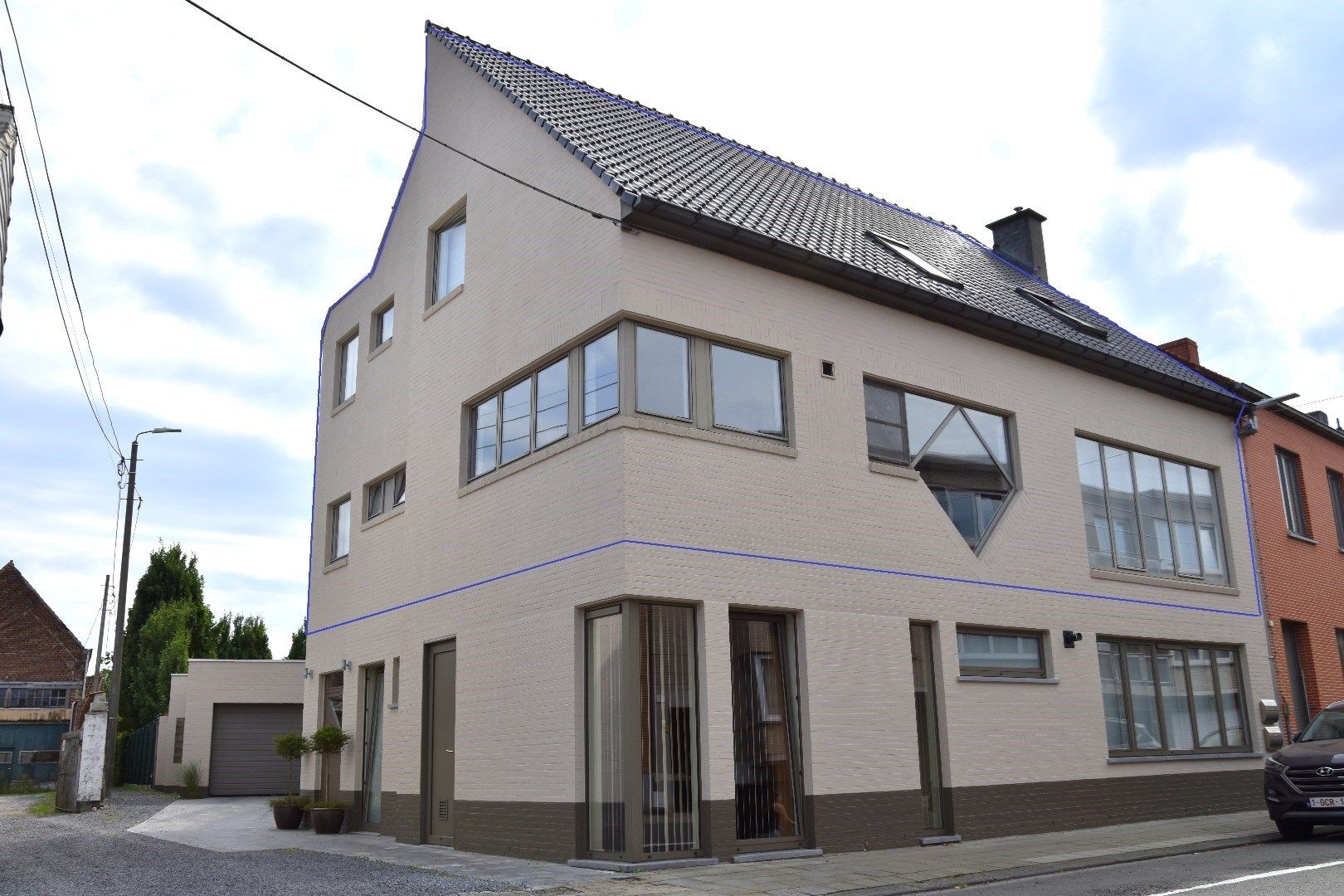 Unieke eigendom met 5 slaapkamers, groot terras én zonnige tuin in het centrum van Gullegem foto {{pictureIndex}}