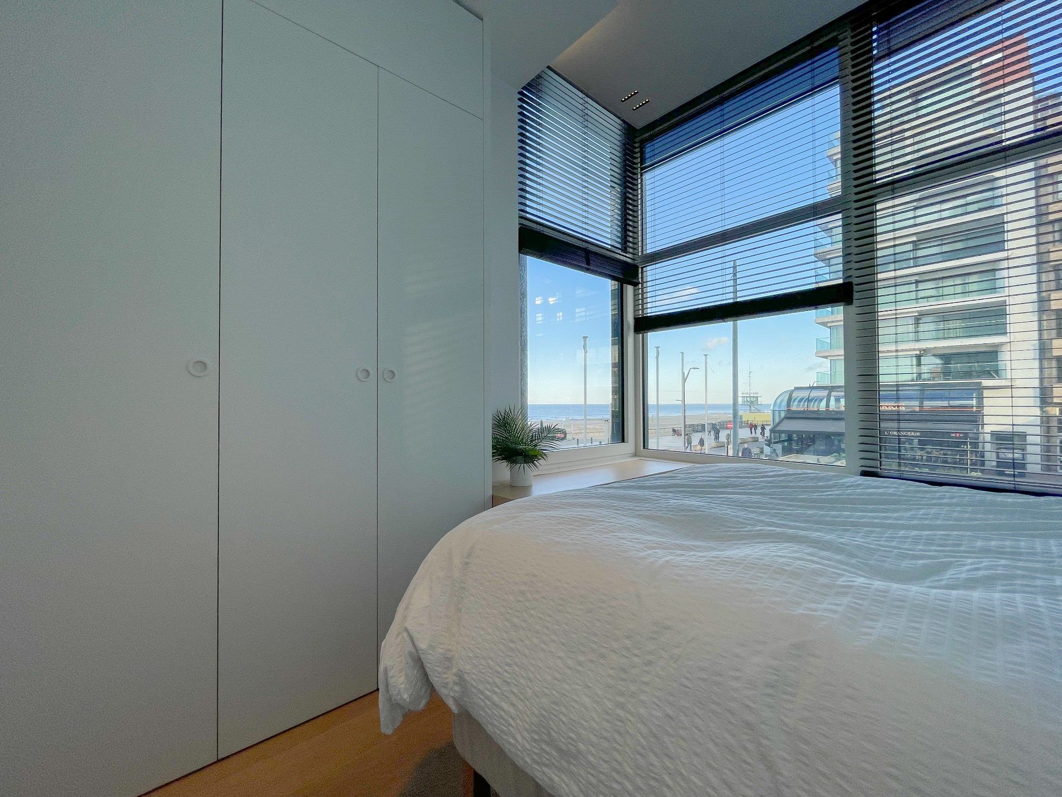 Uitzonderlijk, luxueus afgewerkt hoekappartement met frontaal zeezicht. foto 28