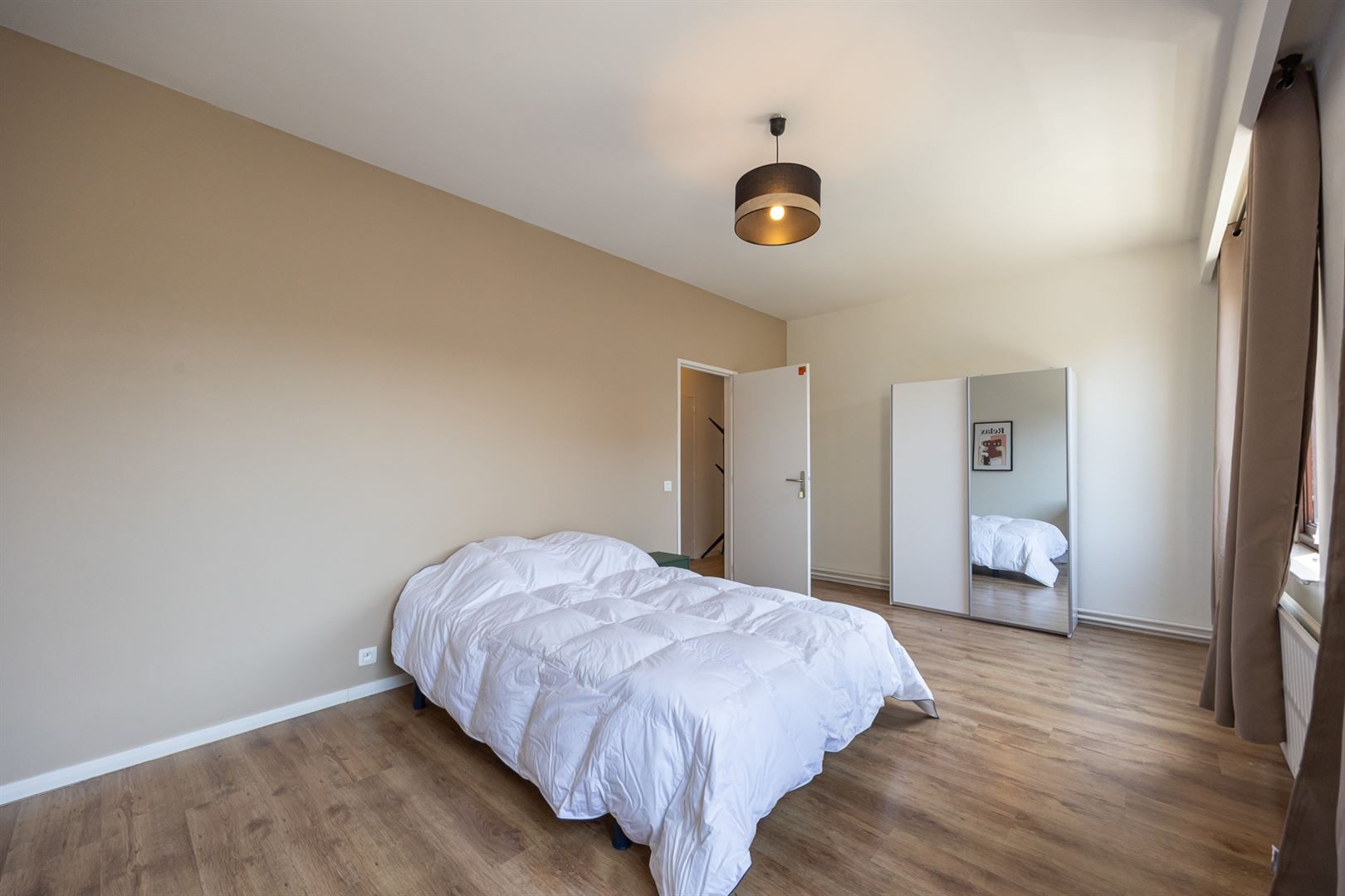 Ruim appartement met 4 slaapkamers en veel lichtinval foto 11