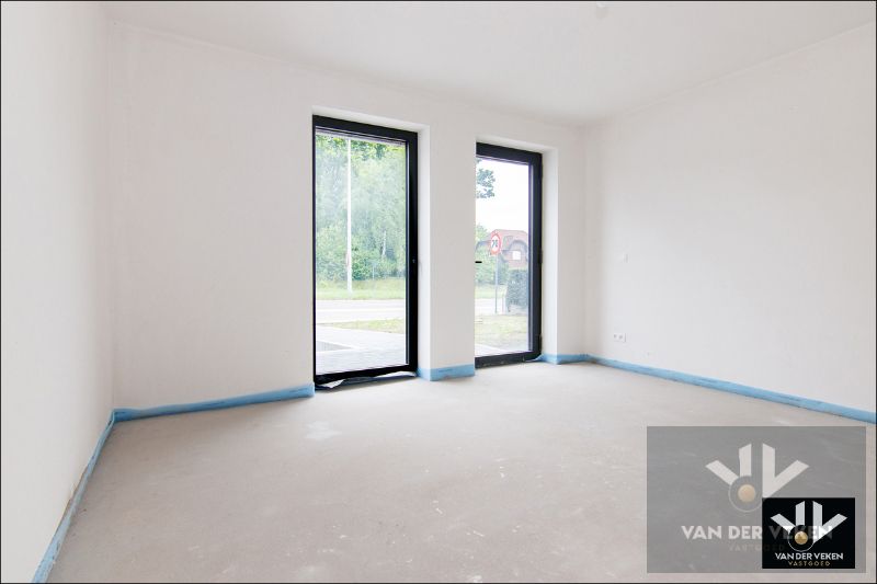 Ruim gelijkvloers nieuwbouwappartement met 4 slaapkamers en 2 badkamers, een terras en een mooie tuin op een goed bereikbare locatie! foto 14