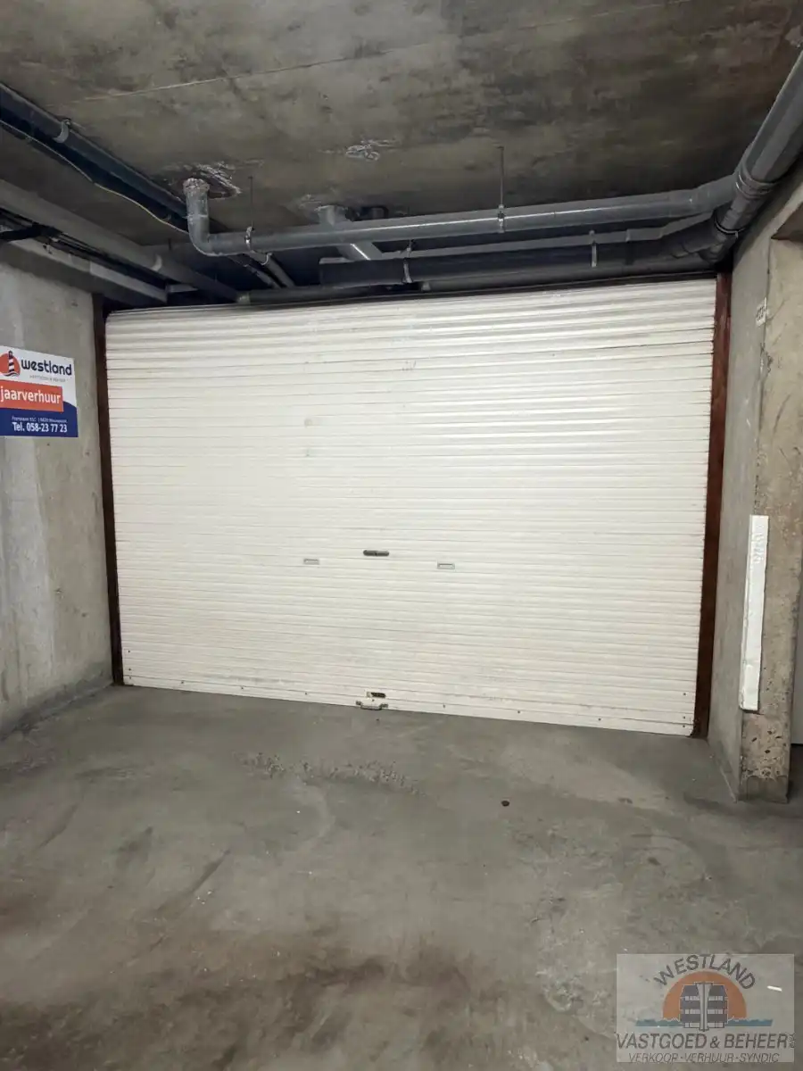 Gesloten garagebox foto {{pictureIndex}}