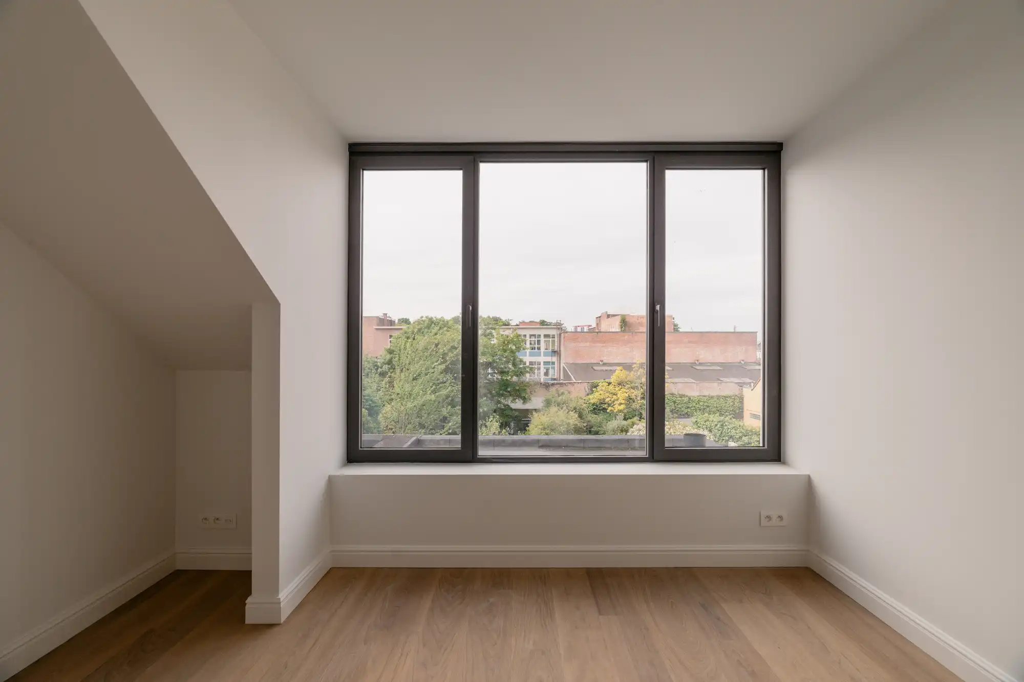 Volledig gerenoveerde woning. Eerste bewoning. Vijf slaapkamers. Een tuin die maar niet stopt. foto 23