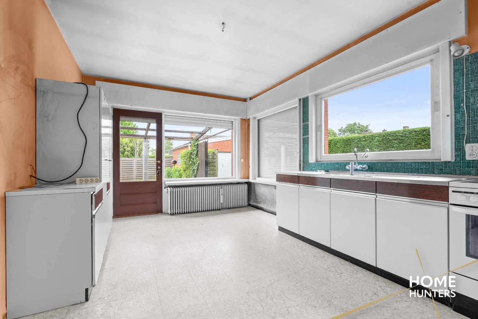 Te renoveren halfopen woning met 4 slaapkamers, 2 garages en veel potentieel te Ieper foto 7