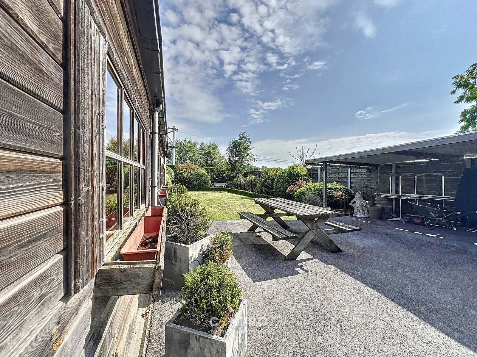 Woning met commerciële ruimte (eenvoudig om te vormen naar ruime leefruimte), 240m² bewoonbaar, extra tuinbergingen en DUBBELE garage te Torhout. foto 11