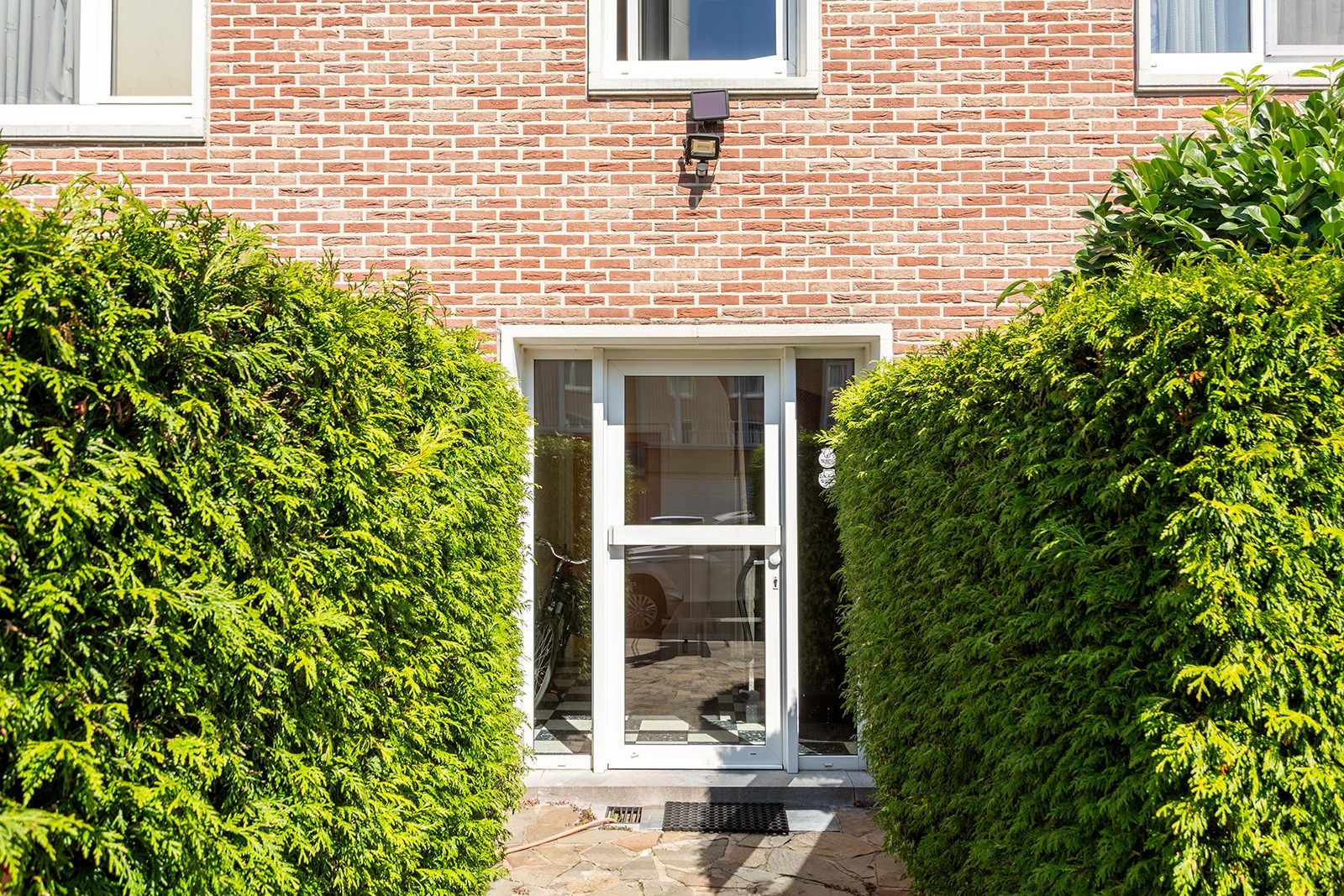 Instapklaar hoekappartement met veel lichtinval op een rustig pleintje foto 26