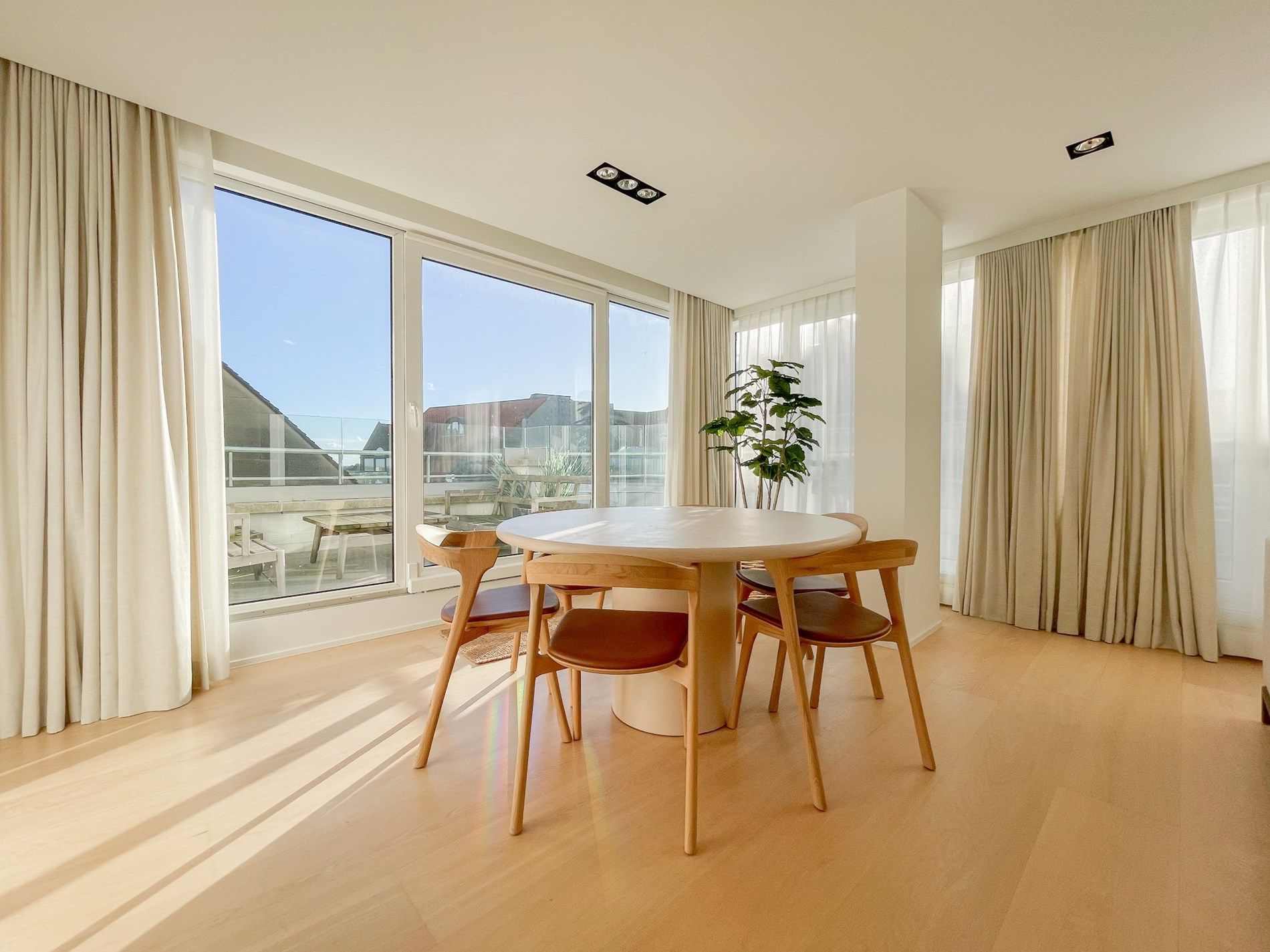 Appartement met zijdelings zeezicht en een ruim zuidwest gericht terras. foto 2