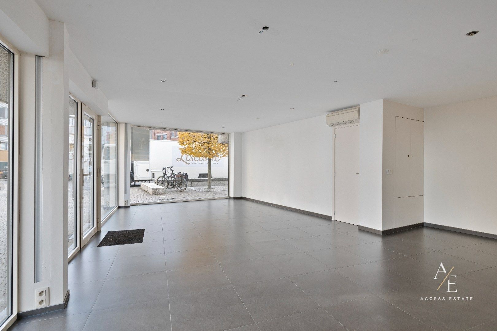 ZOTTEGEM - Uniek commercieel pand op de Markt! foto 4