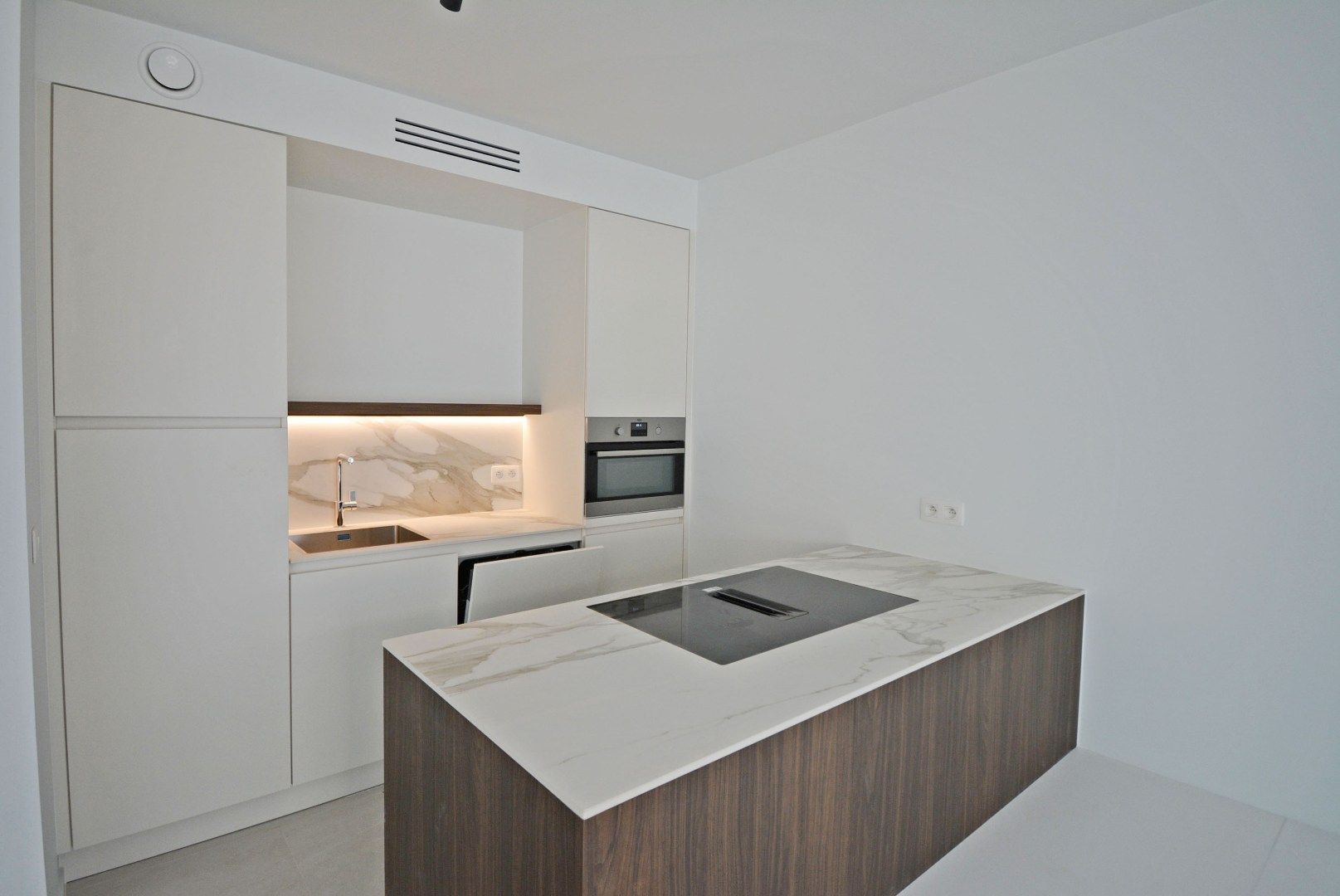 Luxueus nieuwbouwappartement te huur in hartje Knokke-Heist. foto 3