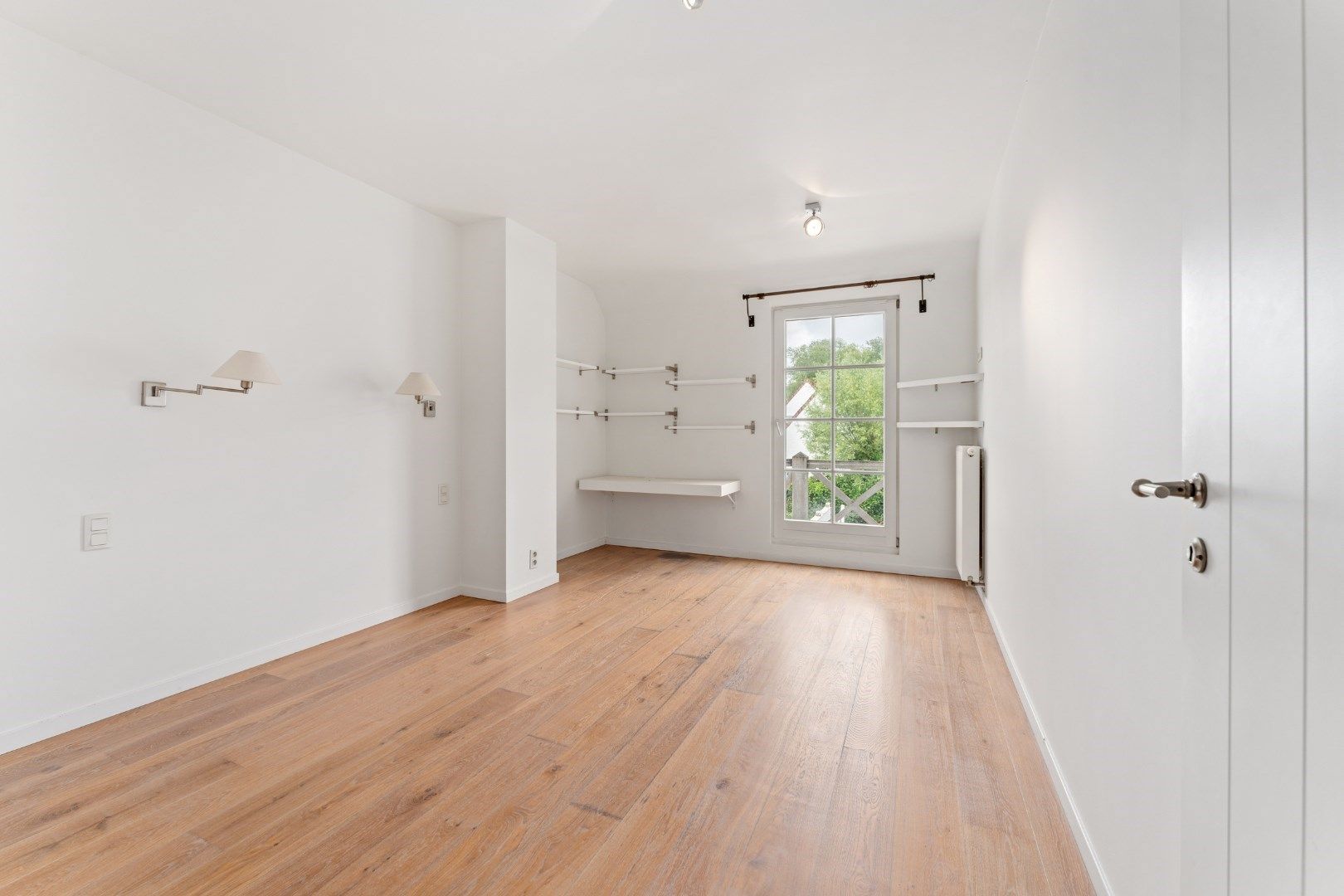 UITZONDERLIJK: Zeer gezellige ongemeubelde woning met 4 slaapkamers op enkele passen van het Oosthoekplein! foto 8