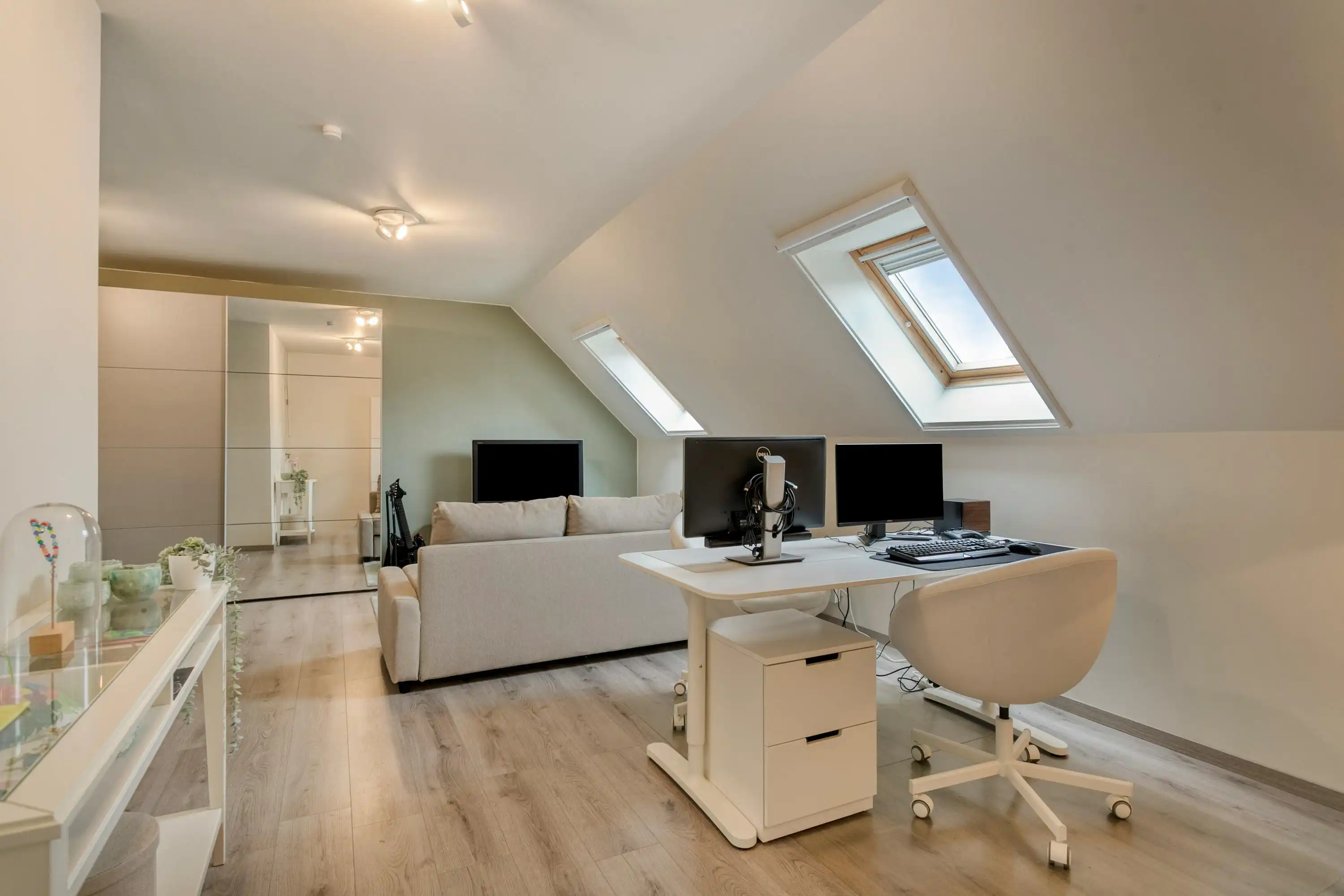 Ruim instapklaar huis: 4 slaapkamers, garage en grote tuin foto 22