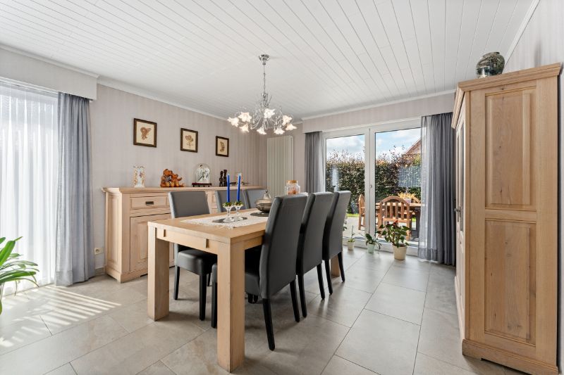 Hooglede. Zeer verzorgde gelijkvloerse villa met 3-4 slaapkamers, dubbele garage en kleine bergloods. Uiterst rustig gelegen overal dichtbij op een prachtige locatie! Ideaal voor bewoners met  extra bergruimte. foto 5