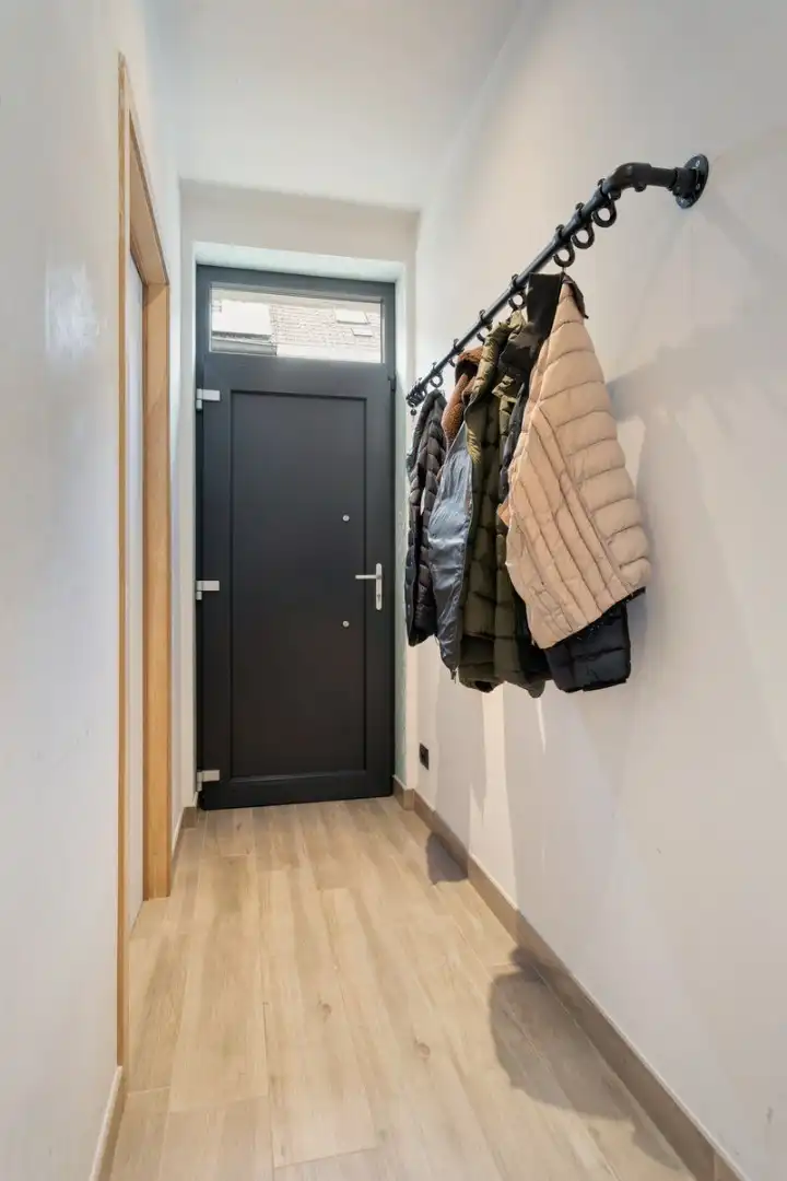 Gerenoveerde woning te koop in Heule met EPC A, conforme elektriciteit en ruime slaapkamers. foto 8