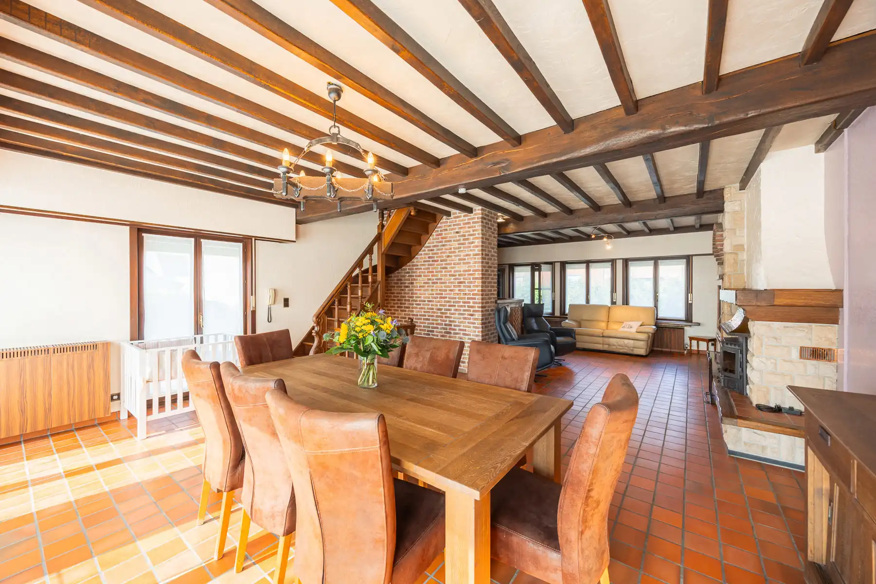 Verrassend ruime halfopen woning met omheinde tuin foto 9