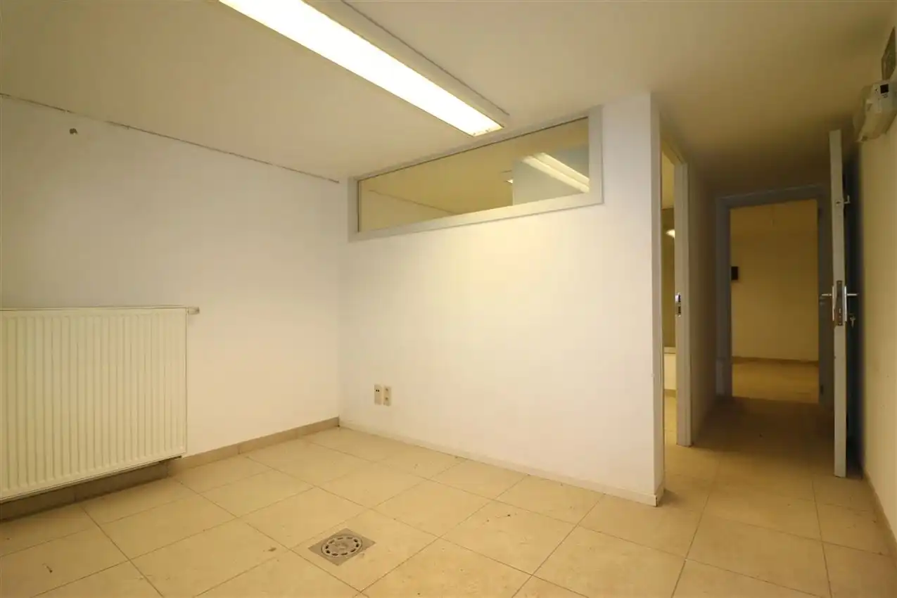 Volledig vernieuwde handelszaak op ideale locatie foto 22