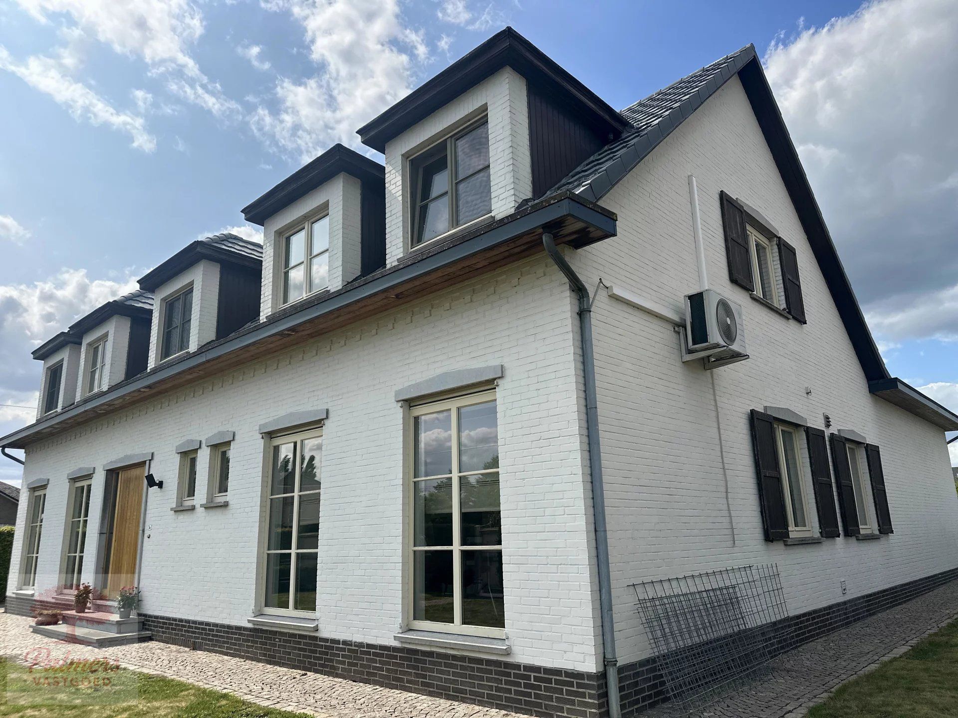 Discreet gelegen villa met karakter en comfort in hartje Alken foto {{pictureIndex}}