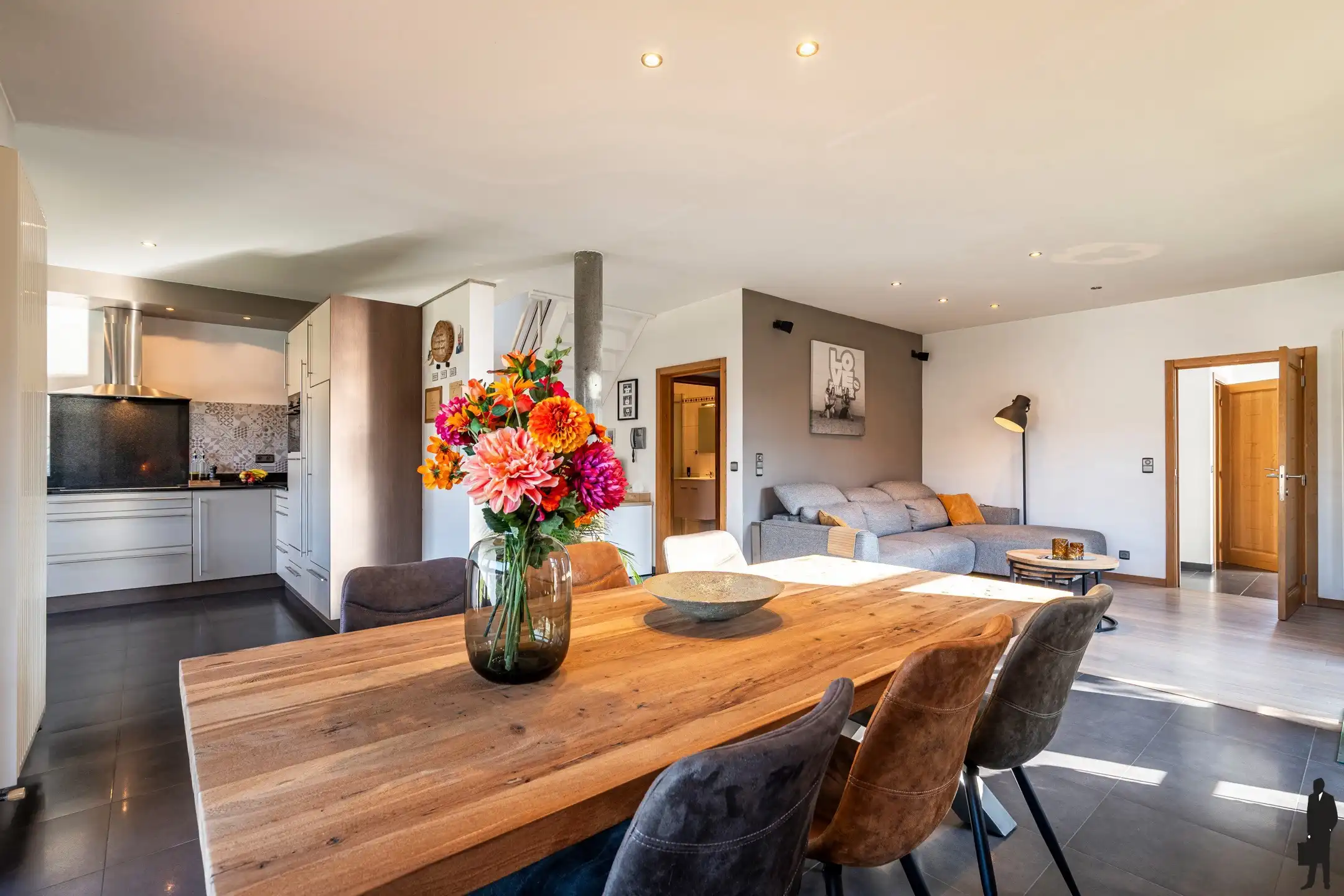 Hoogwaardig afgewerkte, ruime, recente woning met 5 slpk. foto 6