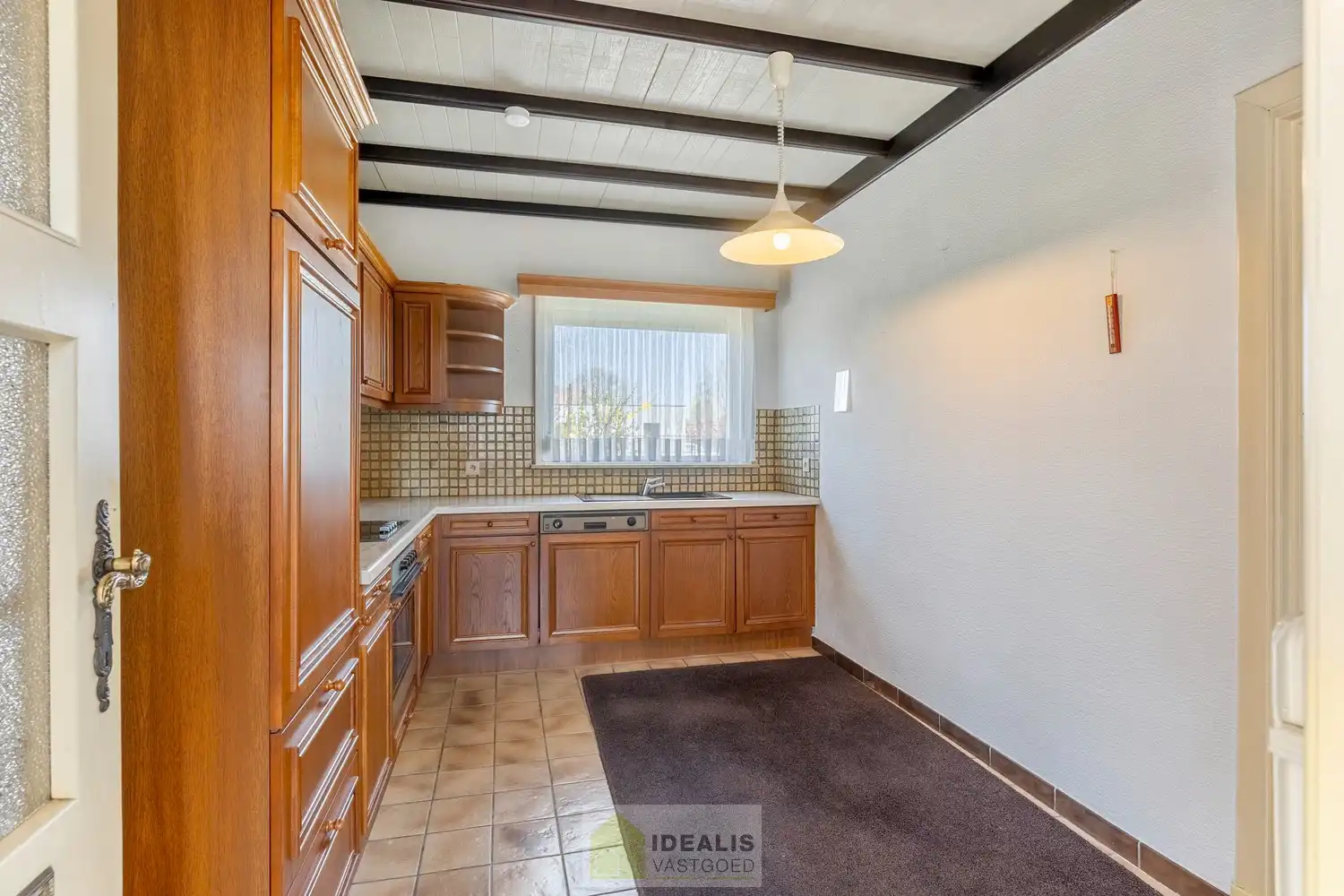 IDEALIS VASTGOED - Aangename vrijstaande woning op toplocatie te Boseind, Pelt. Deze woning omvat maar liefst +-149m² netto bewoonbare oppervlakte op een perceel van 6a 35ca met een ruime woonkamer met aansluitend uitgeruste keuken, maar liefst 3 slaapkamers of 2 slaapkamers met ruime dressing, badkamer, wasplaats, veranda en zeer ruime garage vlakbij de dorpskern van Boseind, Pelt! Uiterst geschikt voor kandidaten op zoek naar een naar eigen wens te renoveren betaalbare woning. foto 10