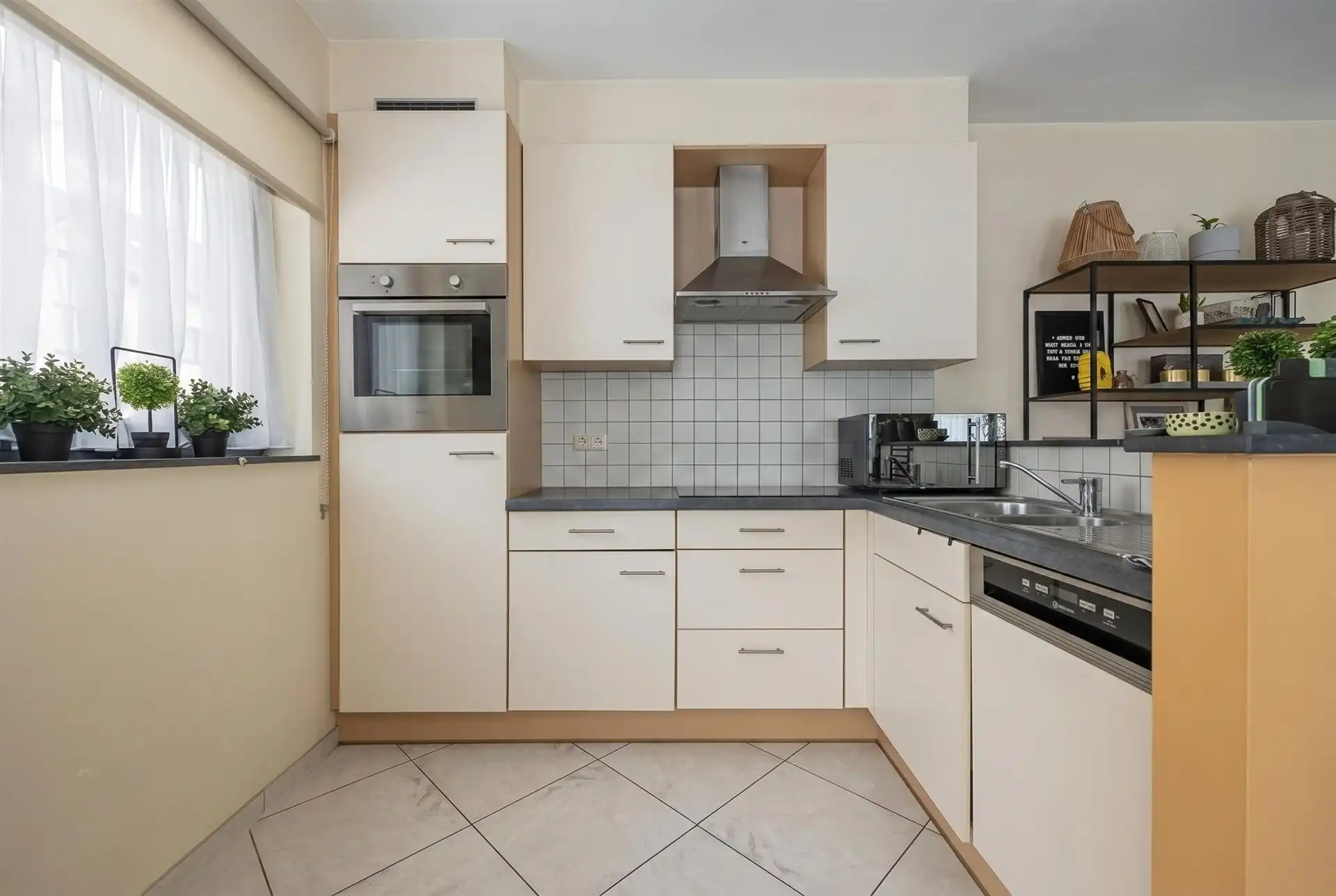 Uitstekend gelegen gelijkvloersappartement met 2 slaapkamers & garage (99m²) foto 5