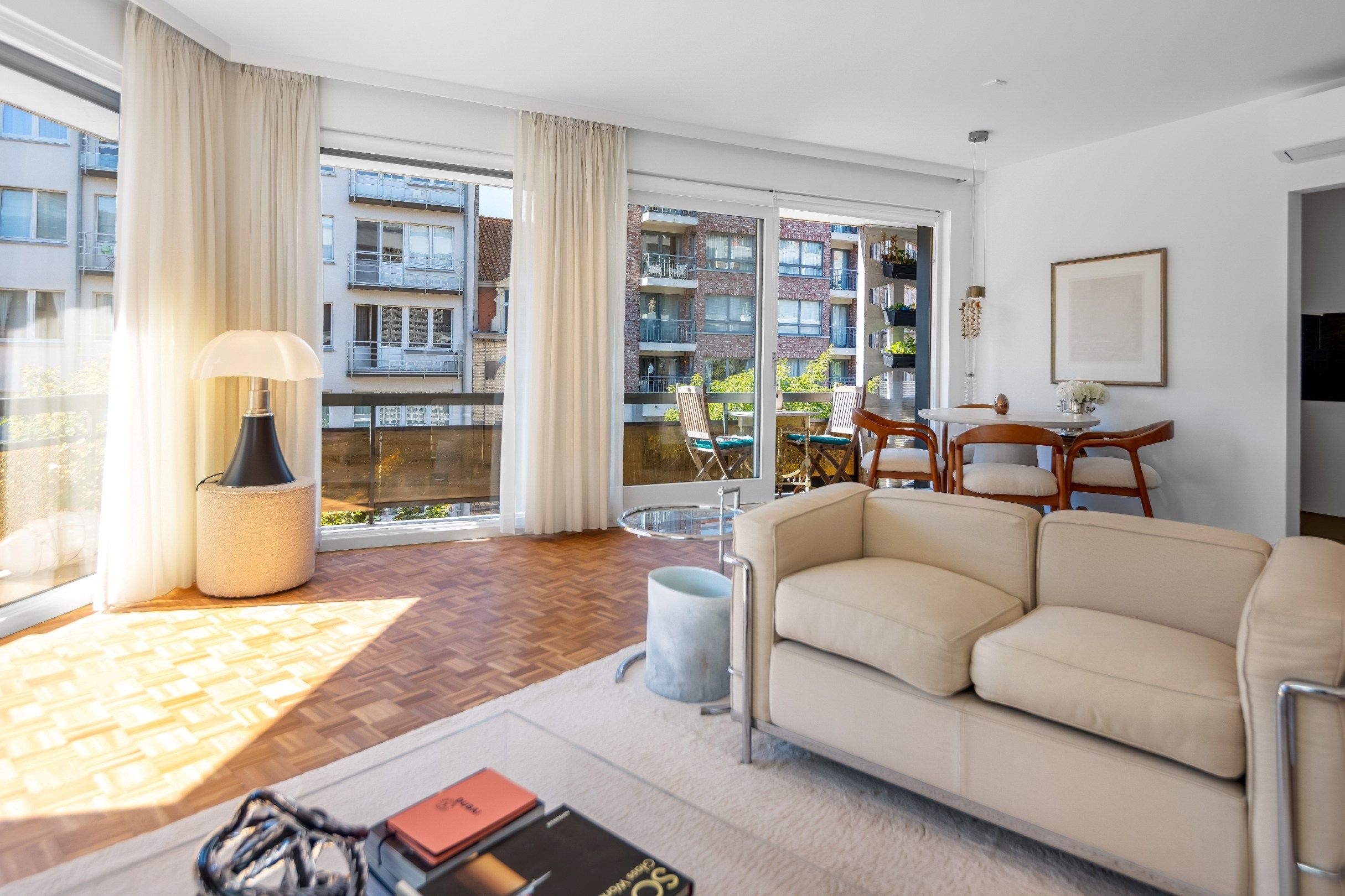  Zonnig hoekappartement op de hoek van de Lippenslaan en de Zoutelaan, met 2 slaapkamers. foto 3