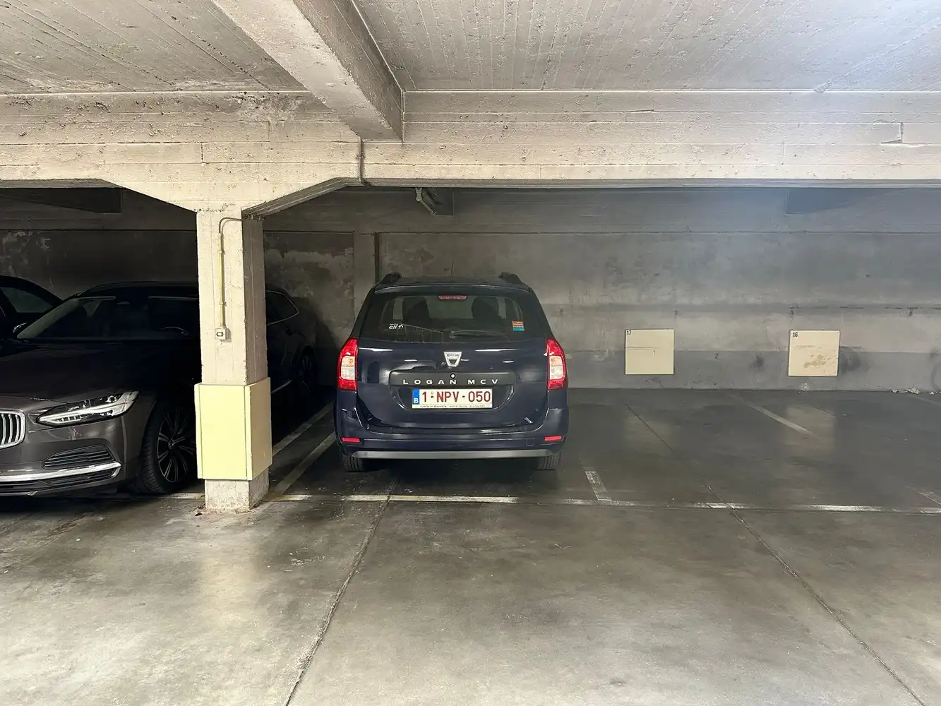 Autostaanplaats op de Italiëlei te koop! foto {{pictureIndex}}