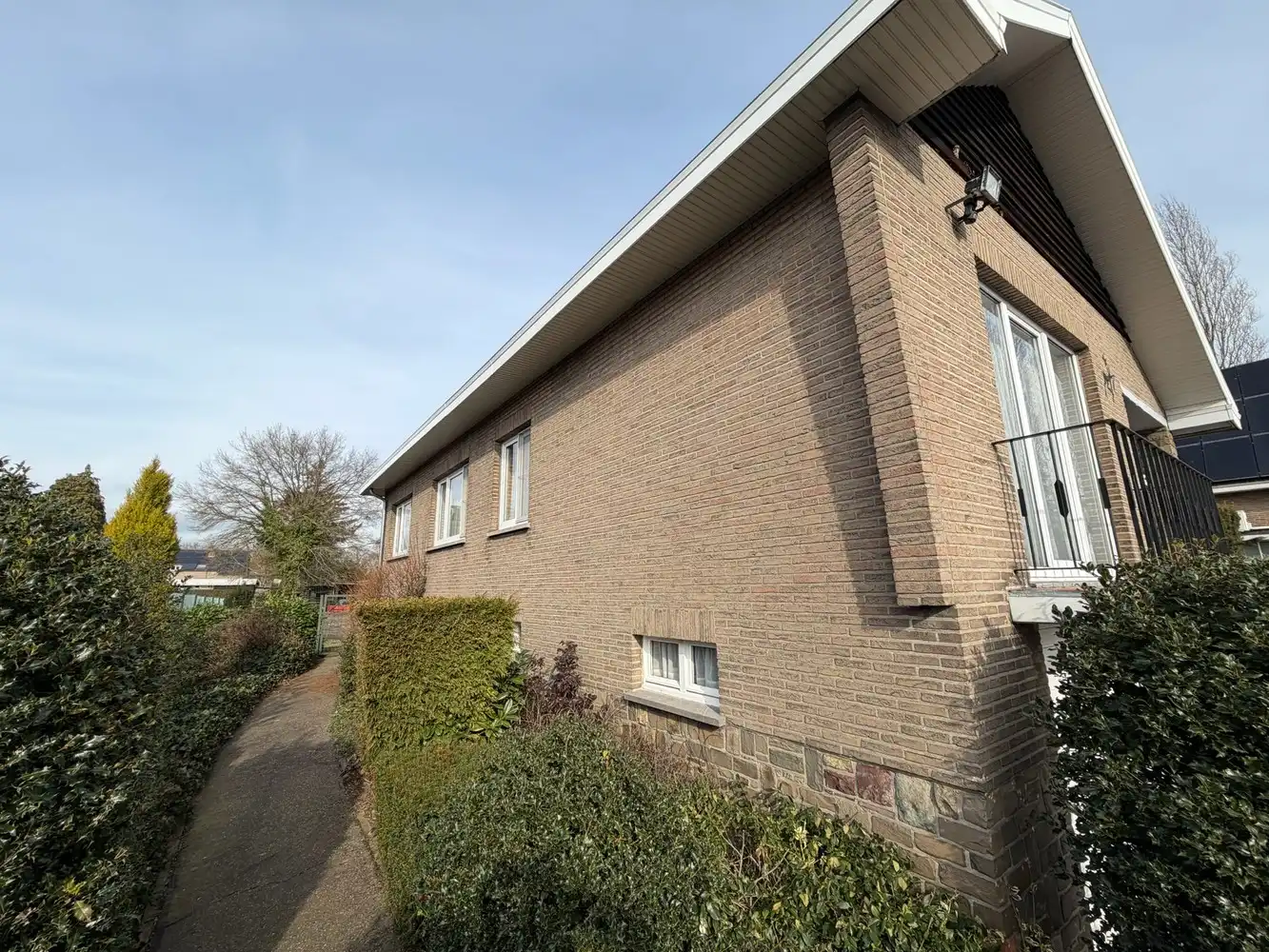 Genk – Hasseltweg 116: Op te frissen woning met 3 slaapkamers, inpandige garage, kelder, tuin en ruime parking aan de voorzijde foto 4