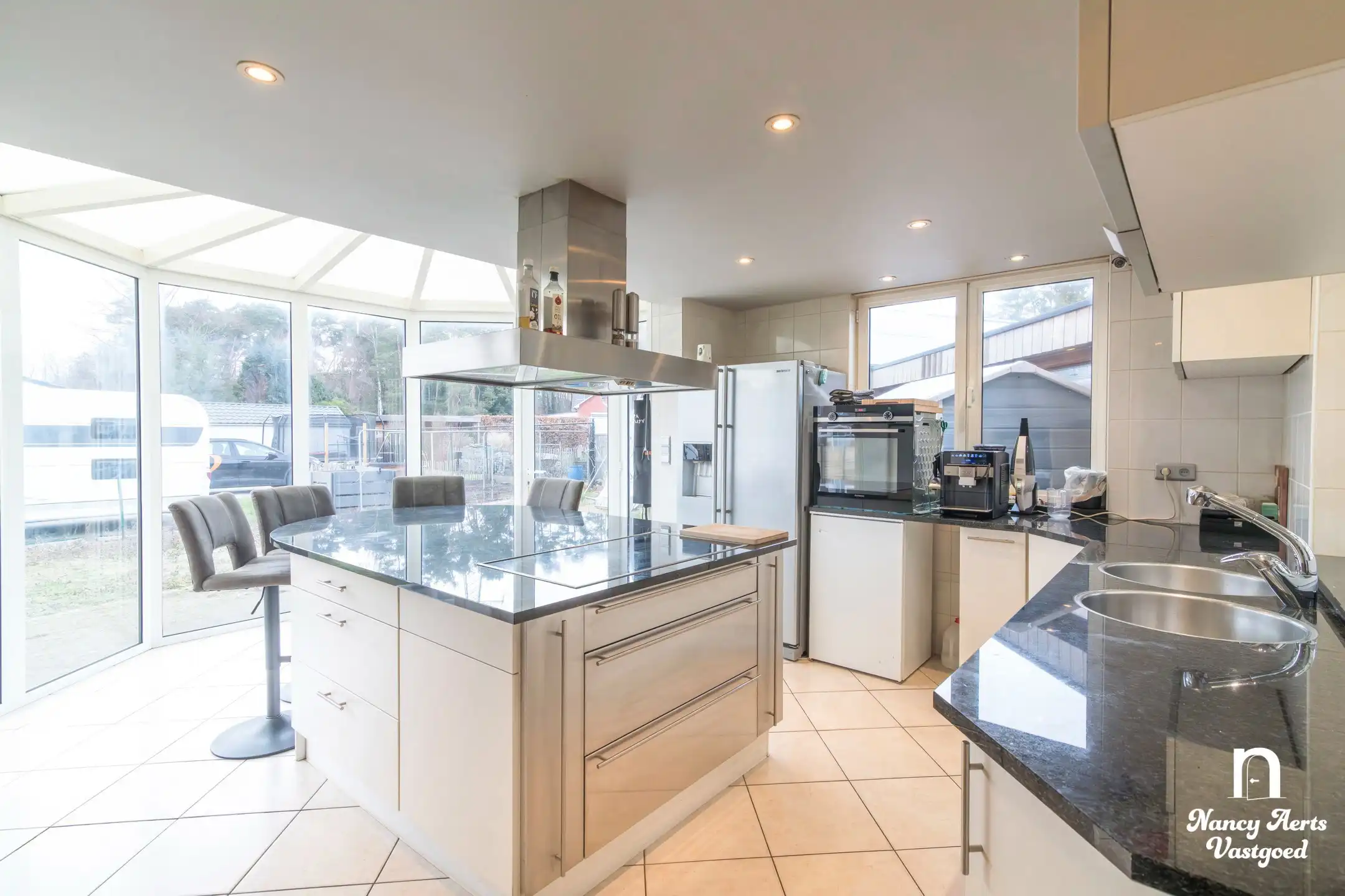 Veelzijdige woning met royale ruimtes en zwembad foto 6