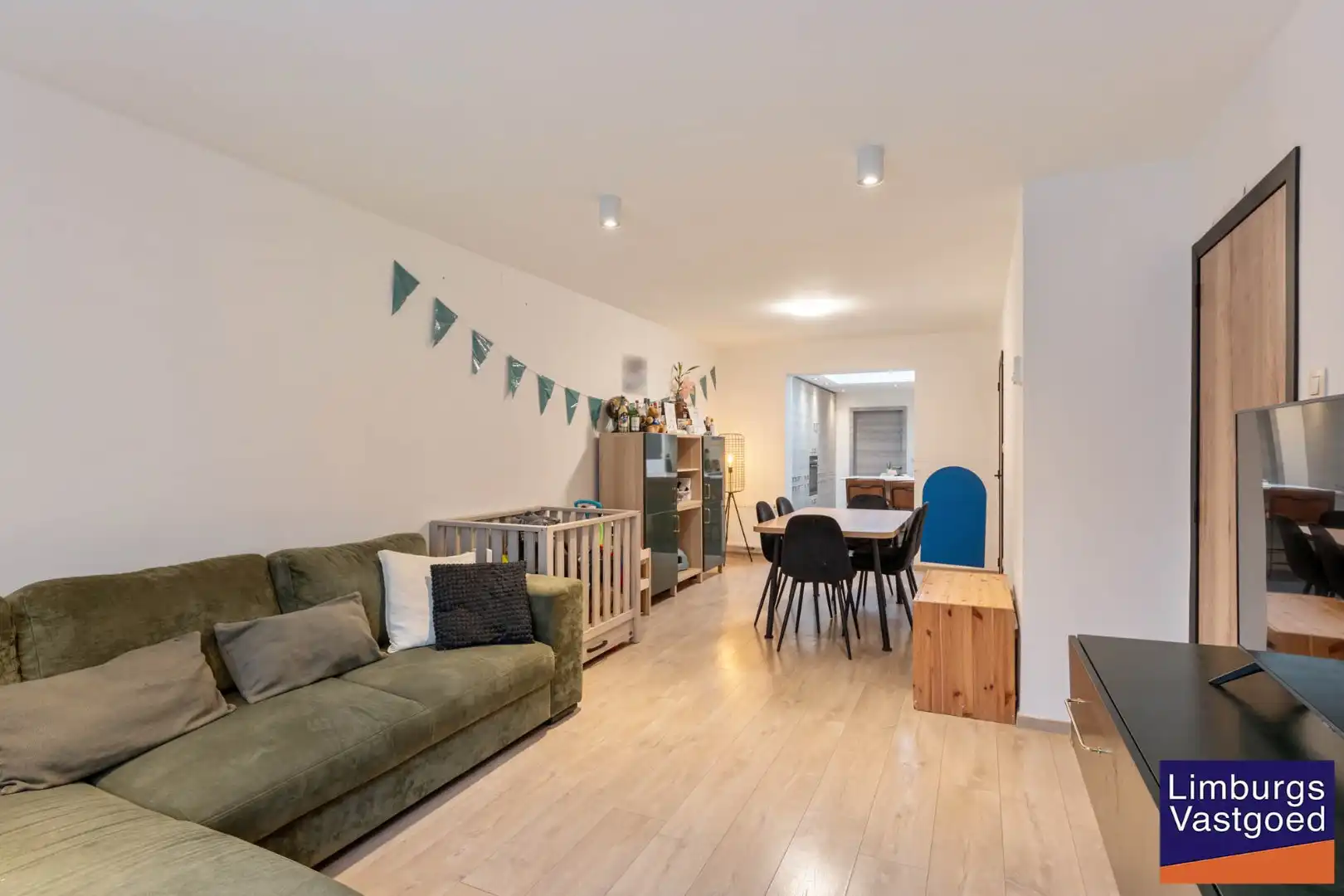 Stadswoning met 4 slpk, zuidgerichte tuin en garage, nabij kleine ring, station en Vredespark foto 6