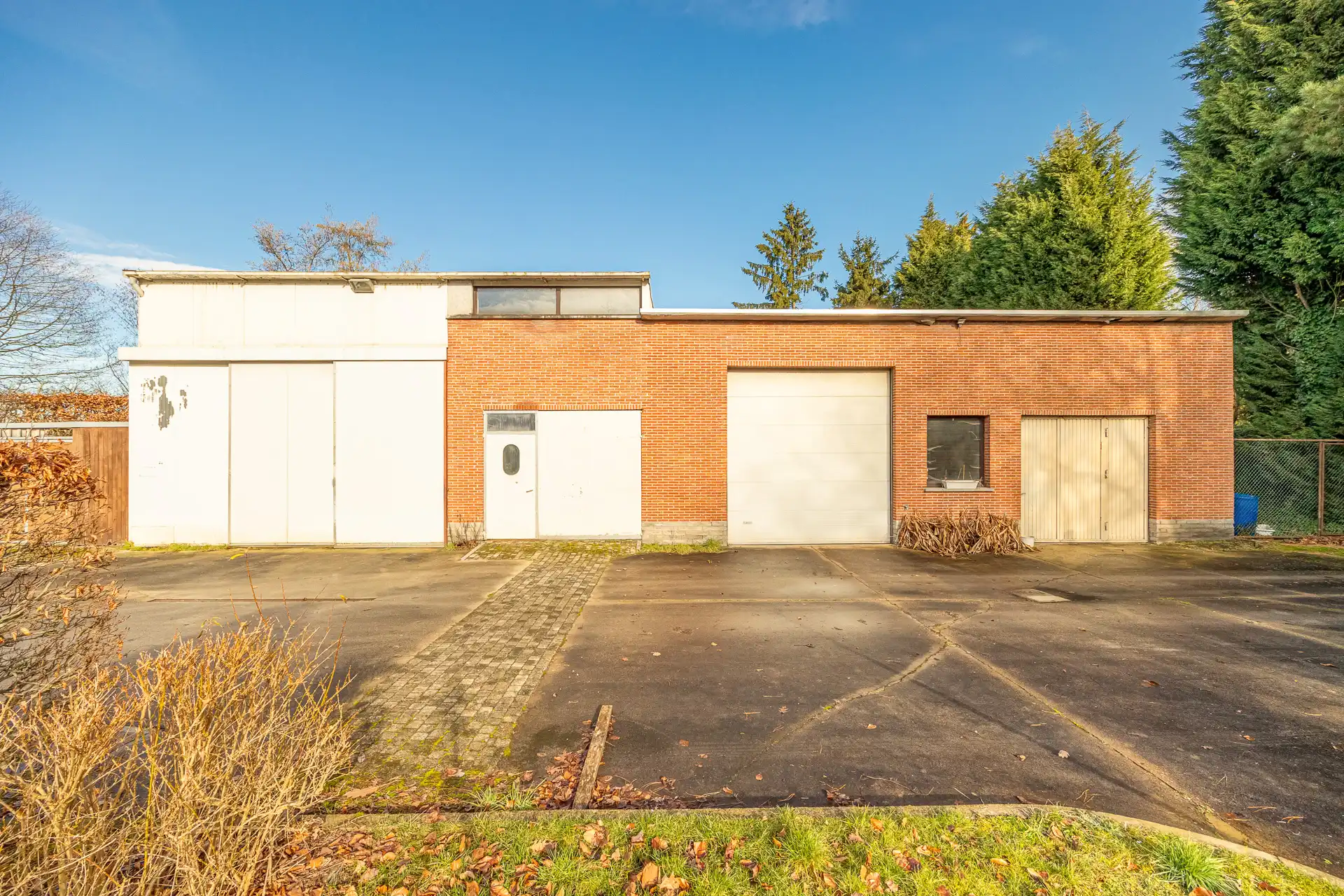 Ruime villa met garage en zwembad + bouwgrond + 2 magazijnen foto 11