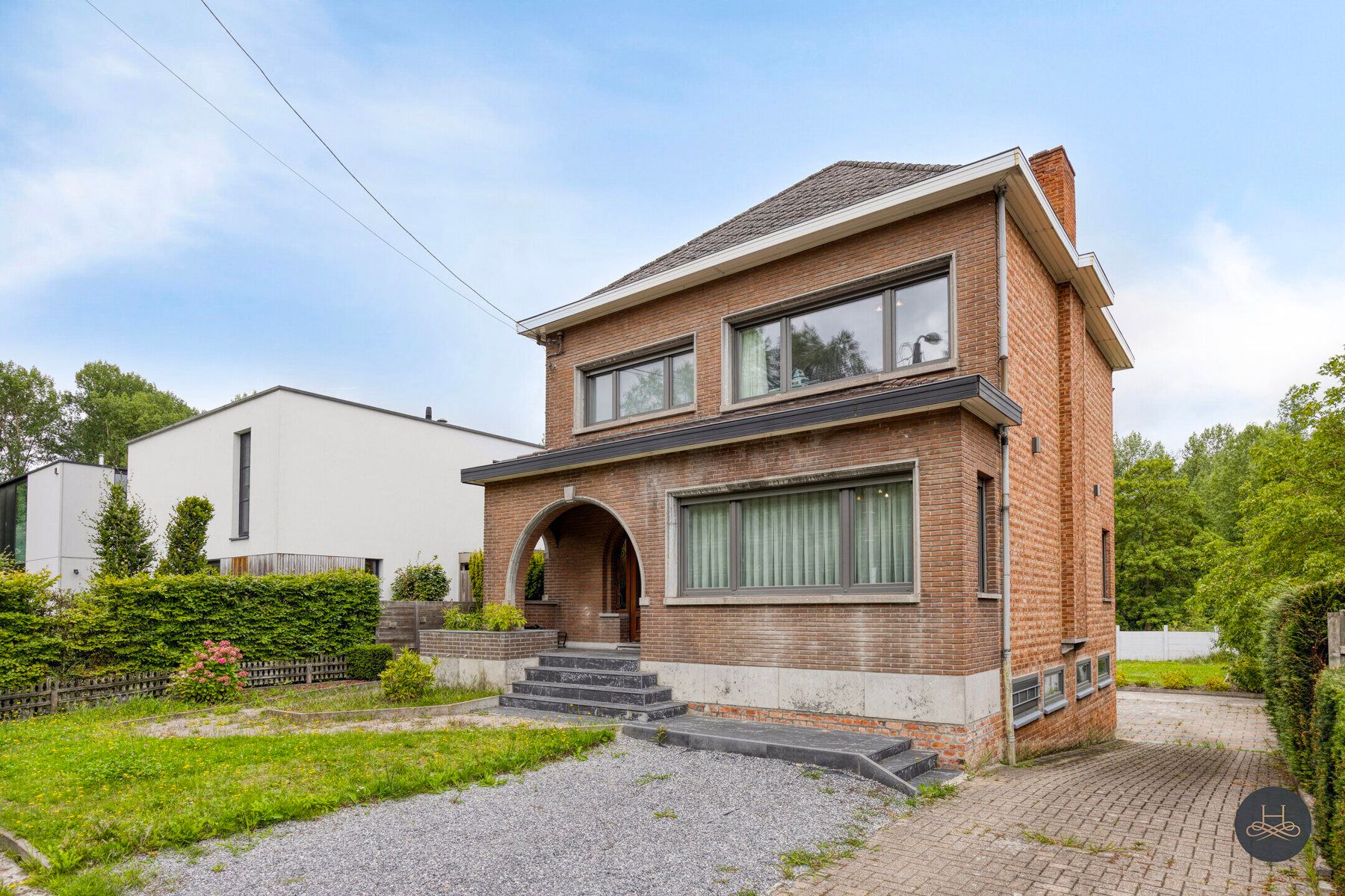 Hoogwaardig afgewerkte, ruime gezinswoning op toplocatie foto {{pictureIndex}}