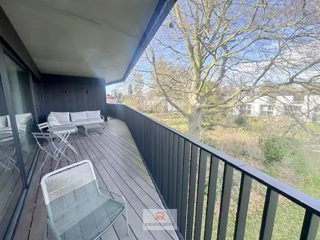 Modern appartement met staanplaats in groene parktuin foto 18