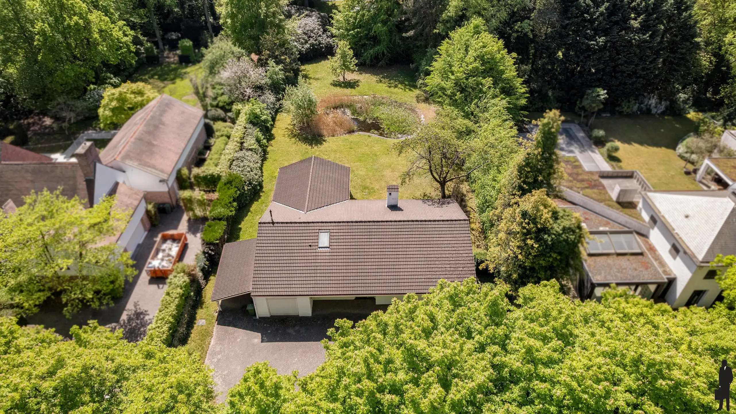 Een volledig te renoveren gelijkvloerse villa (heden kantoor) op ca. 2.438 m² foto 7