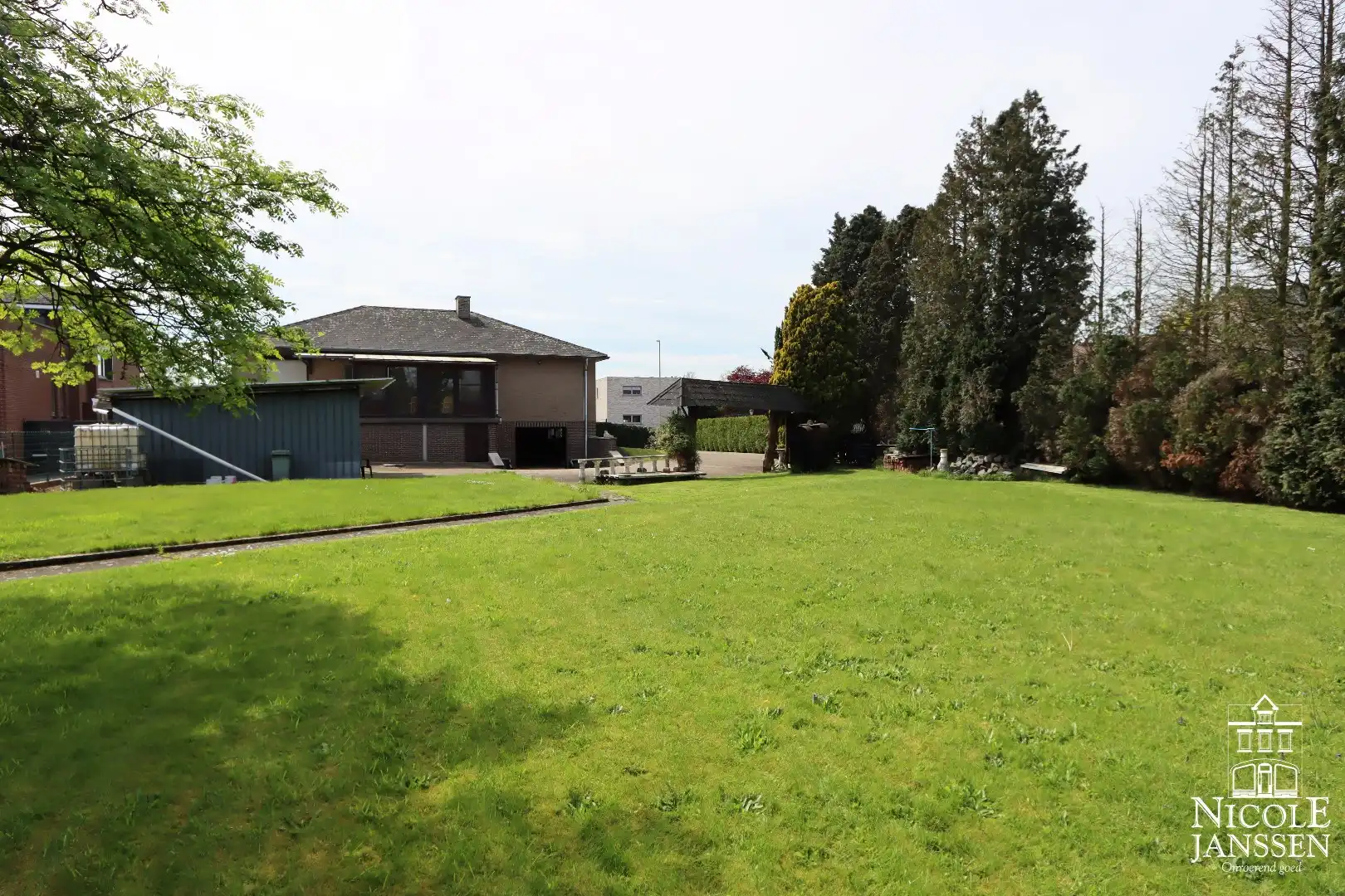 Gelijkvloerse gezinswoning met drie slaapkamers, grote kelder en ruime tuin foto 2