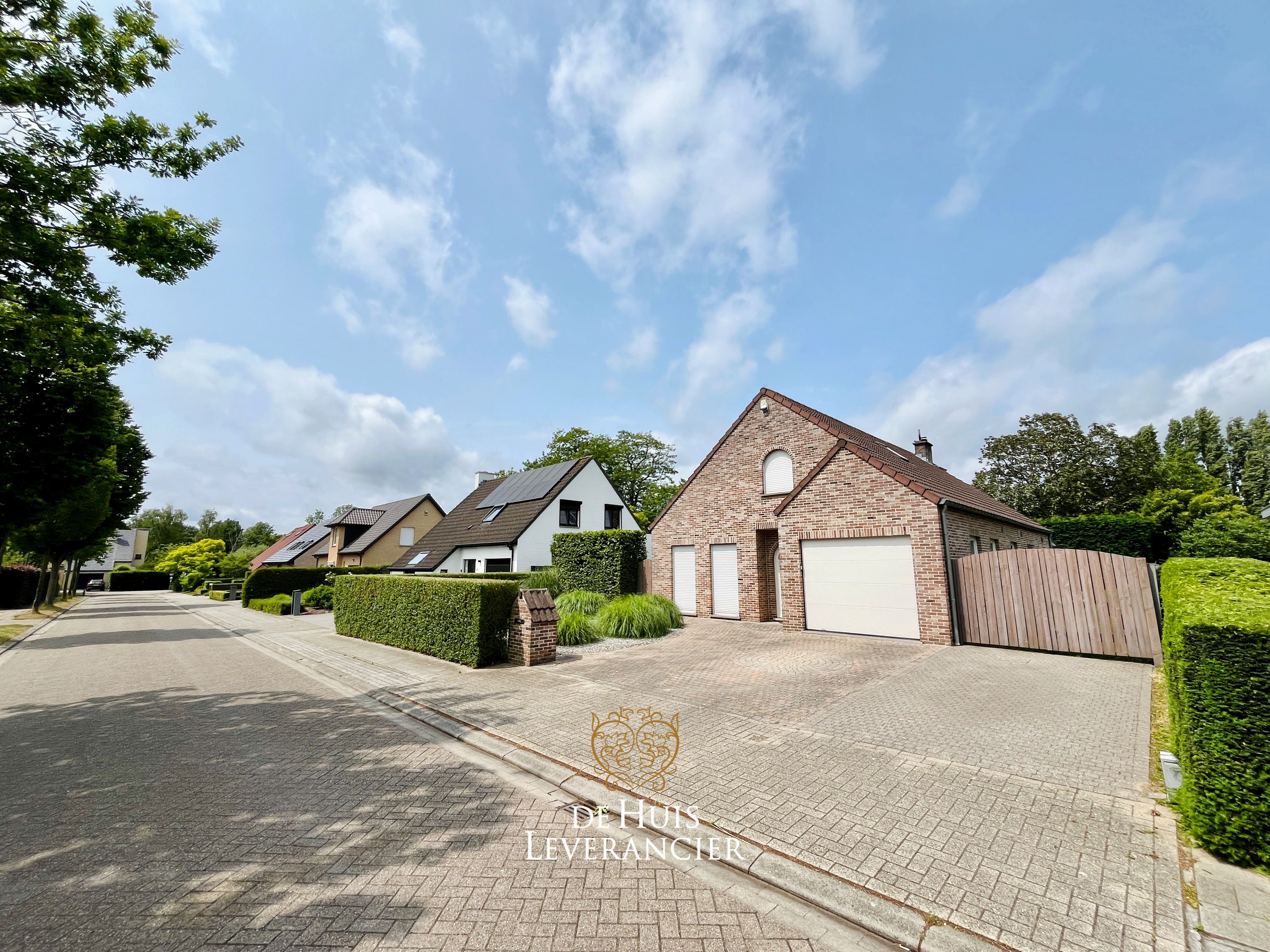 Exclusief wonen in Kontich ? Luxe, rust & ruimte met tuin met zwembad te koop ! foto {{pictureIndex}}