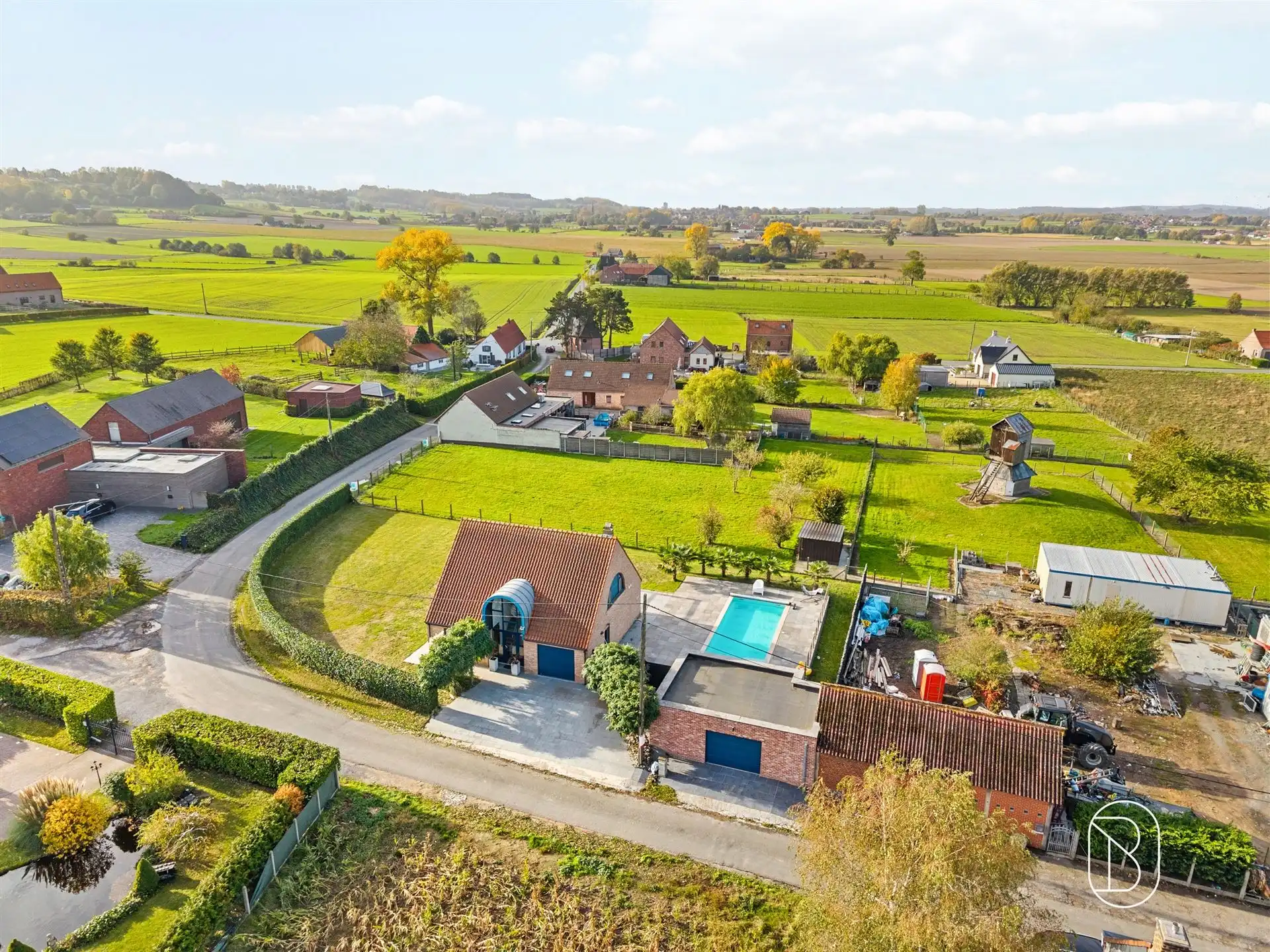 Villa met verwarmd zwembad en 2 garages!  foto {{pictureIndex}}
