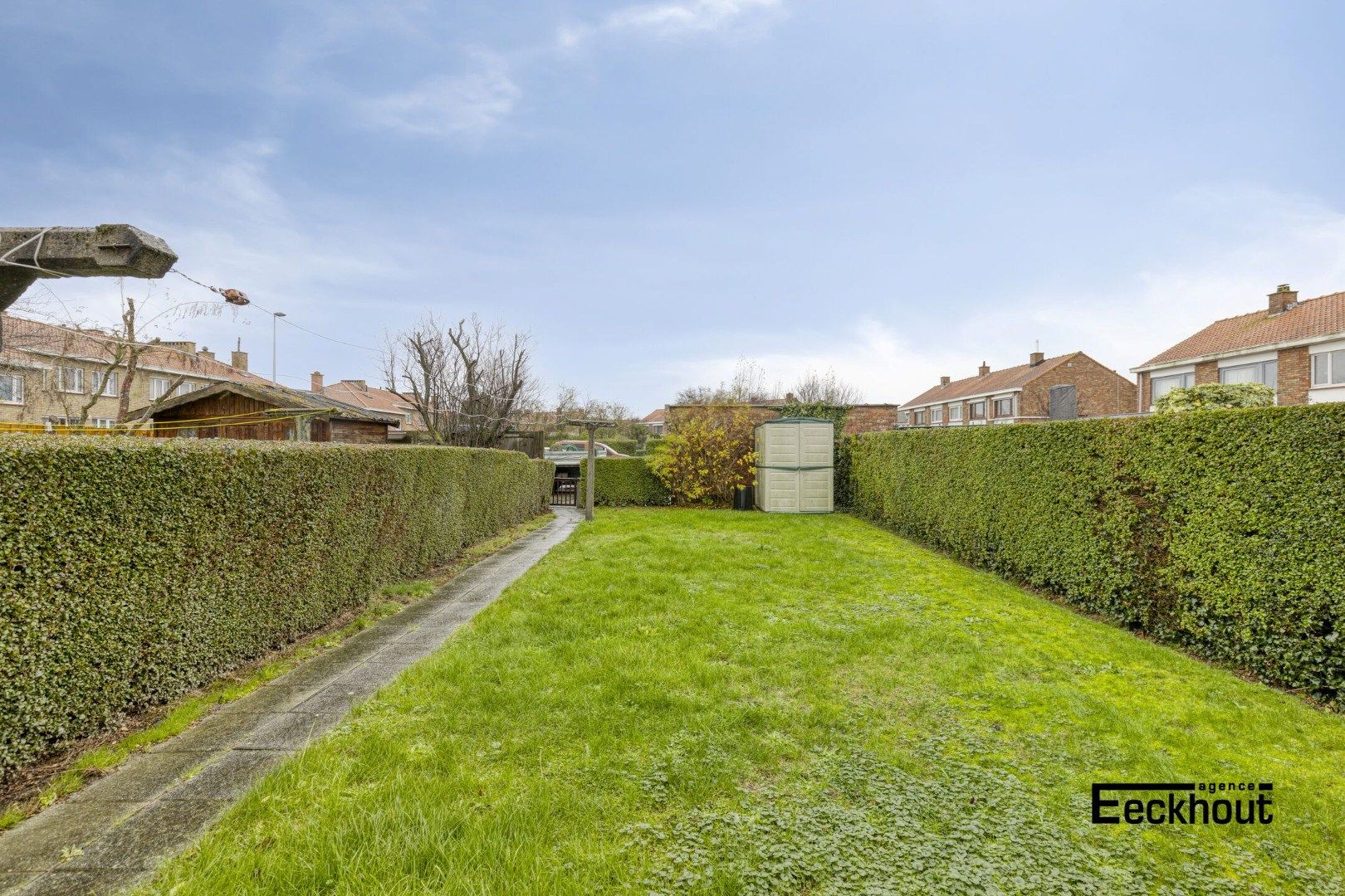 Gezellige rijwoning met ruime tuin op gegeerde locatie! foto 2