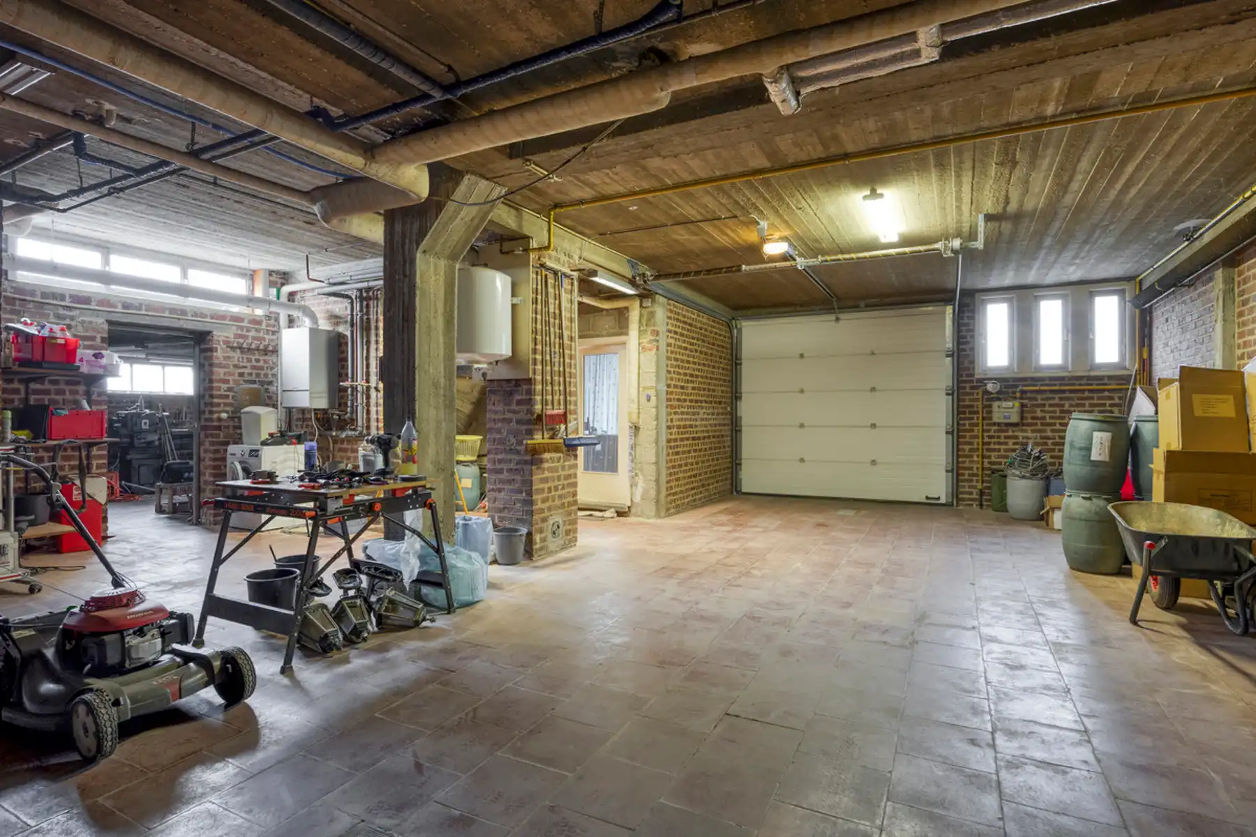 Halfopen bebouwing met ruime garage/werkplaats en tuin! foto 16