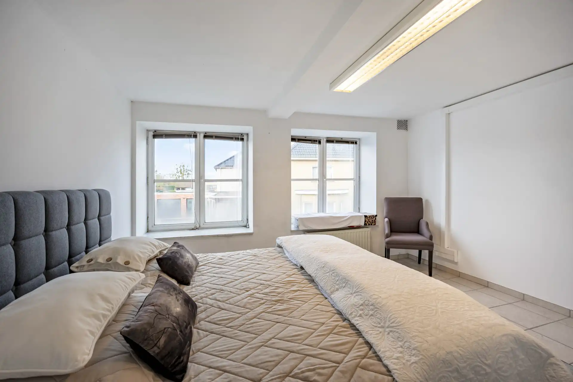 GEBOUW BESTAANDE UIT APP, 3 KANTOORVLOEREN & WERKPLAATS TE BILZEN. foto 16