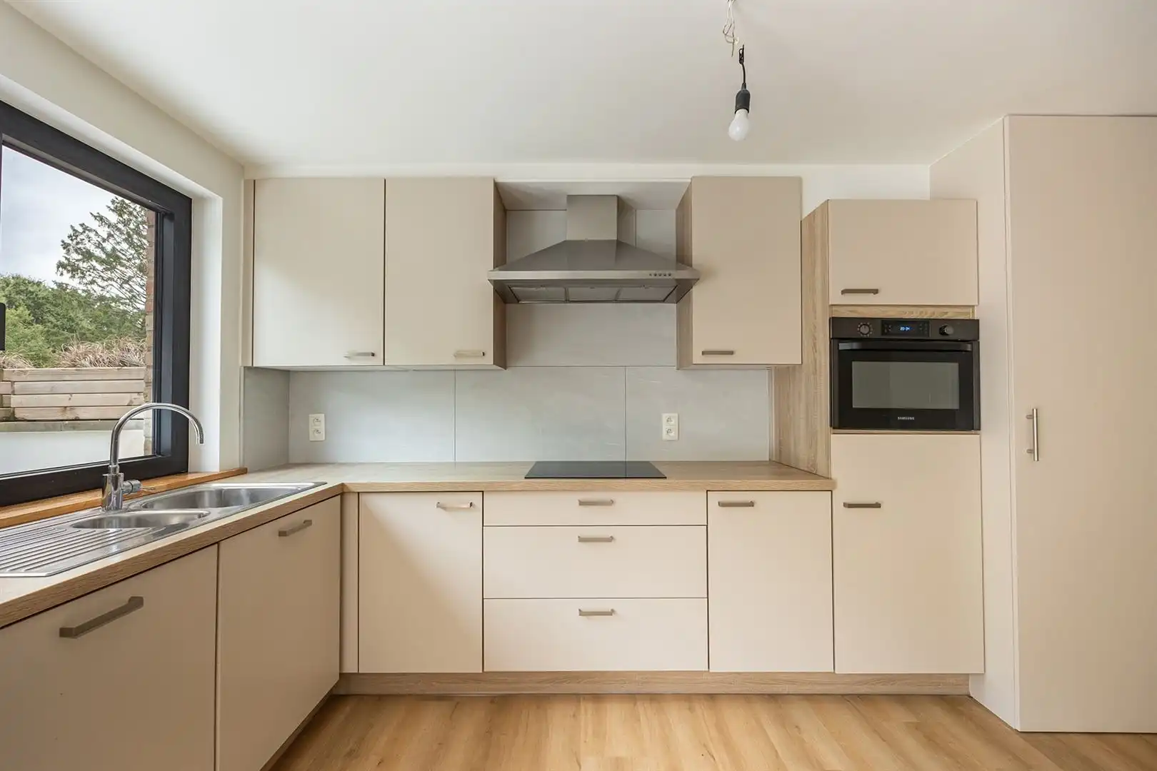 Gloednieuw gerenoveerd 2-slaapkamerappartement met groot terras foto 4
