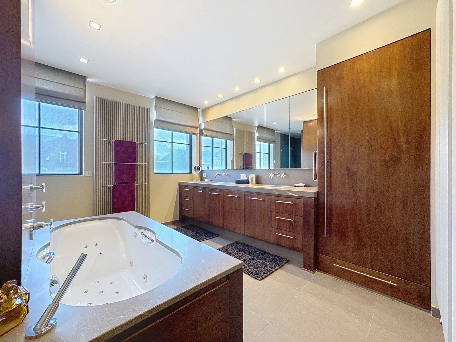 Instapklaar, luxueus afgewerkte VILLA (5 slpkms, dubbele garage, ...) met BIJGEBOUWEN (stallingen en bergplaats). Grondopp.: 2.814m² + Optioneel : braakliggend stuk industriegrond. foto 15