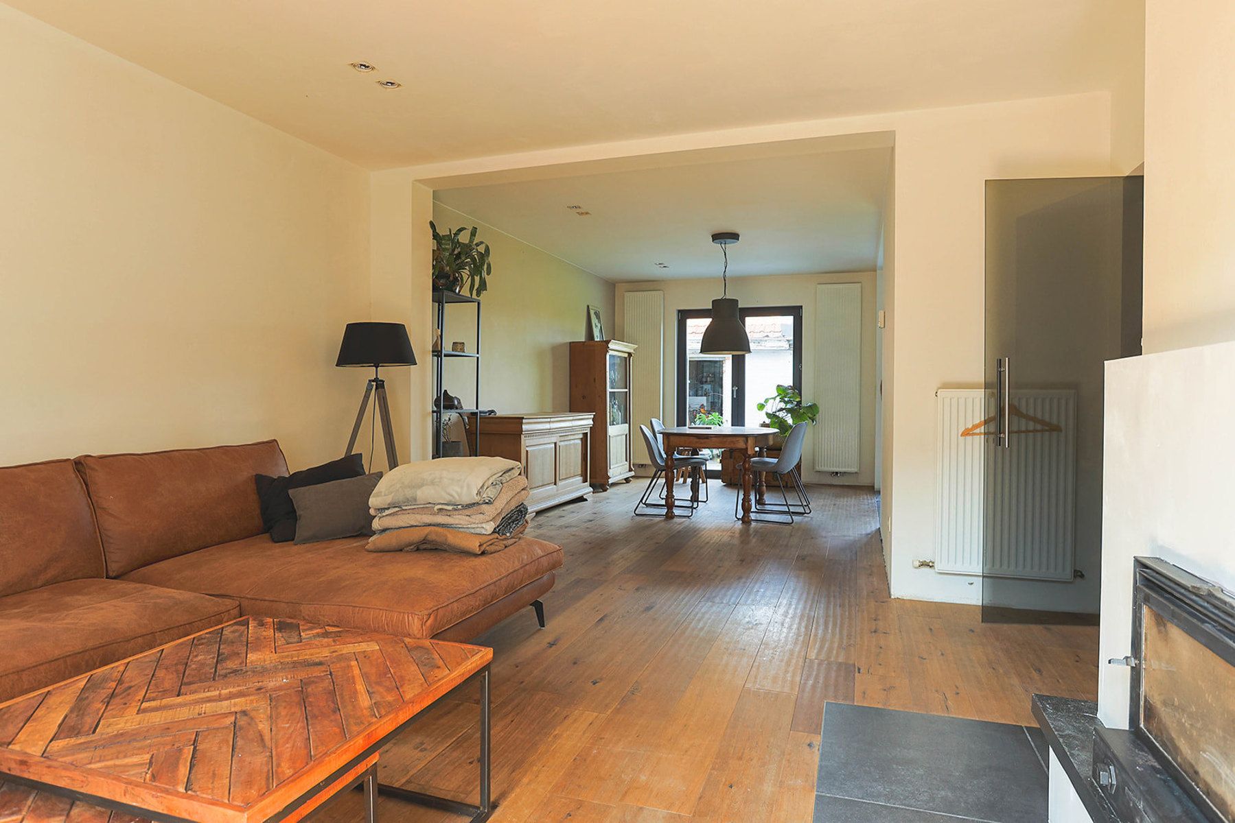 Instapklare woning met nieuwe aanbouw, 3 slks. en tuin foto 4