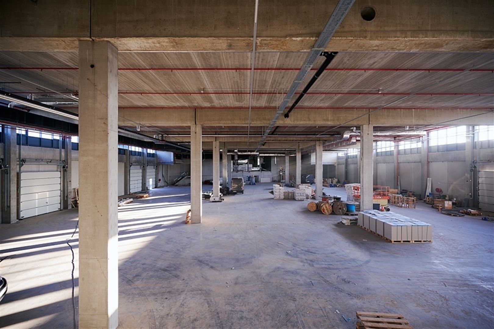 Nieuwbouw magazijnruimtes te huur langs de E40 in Drongen met mogelijkheid tot kantoren. foto 3